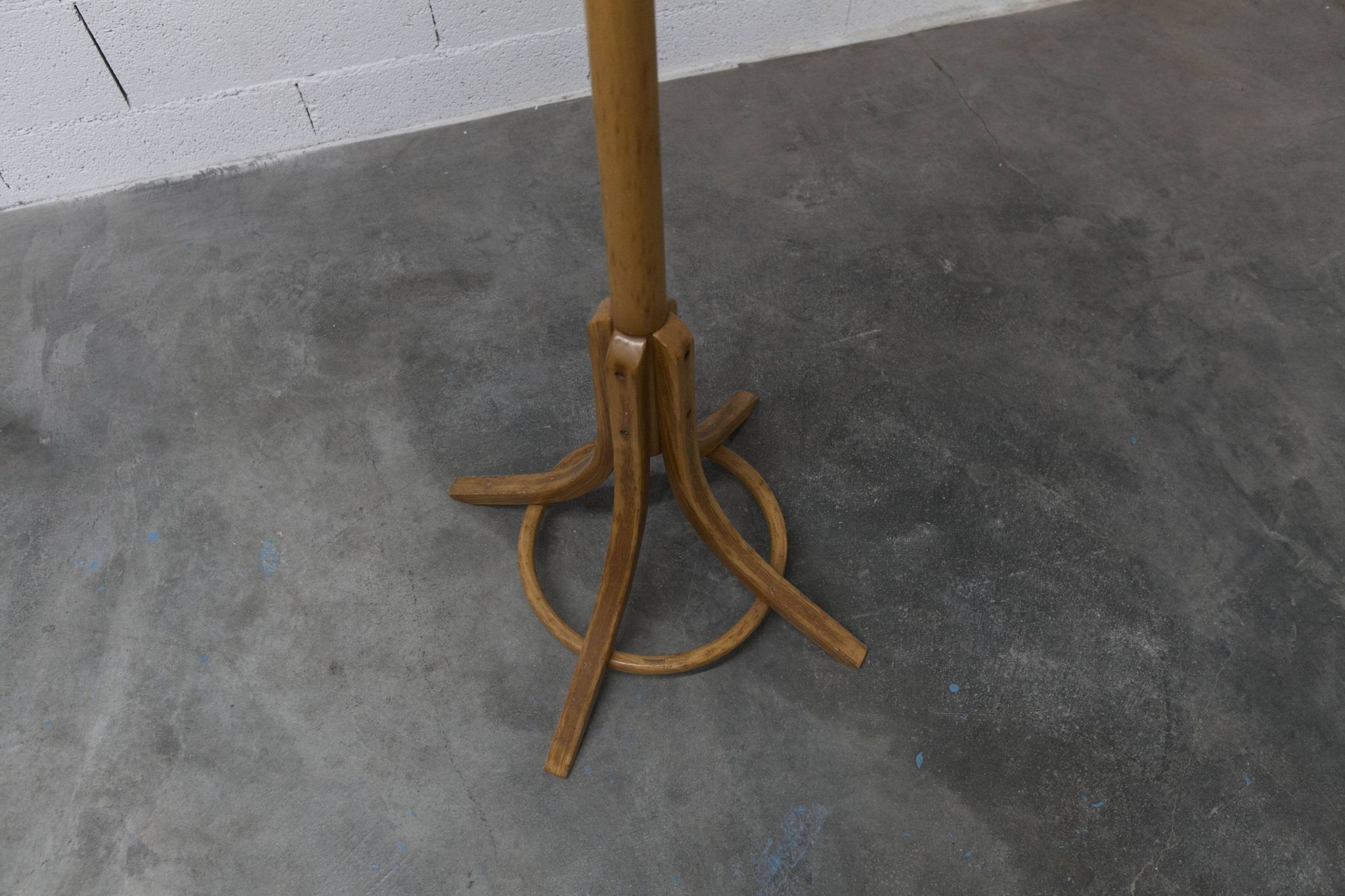 Baumann honey-colored parrot coat rack, 1970