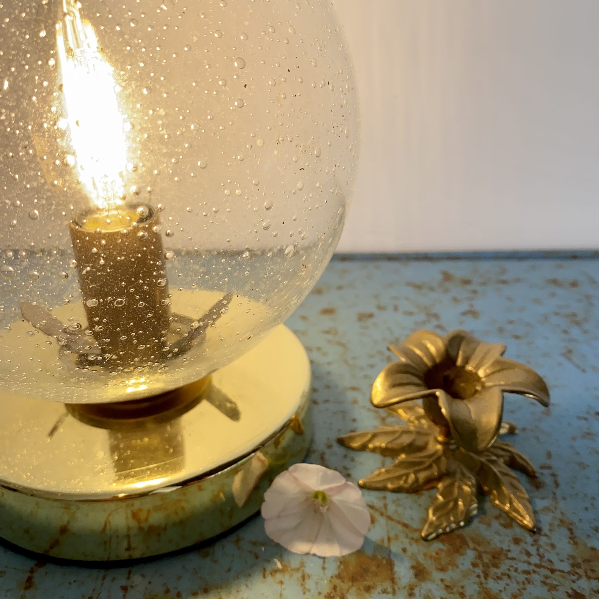 Lampe à poser globe vintage en verre bullé