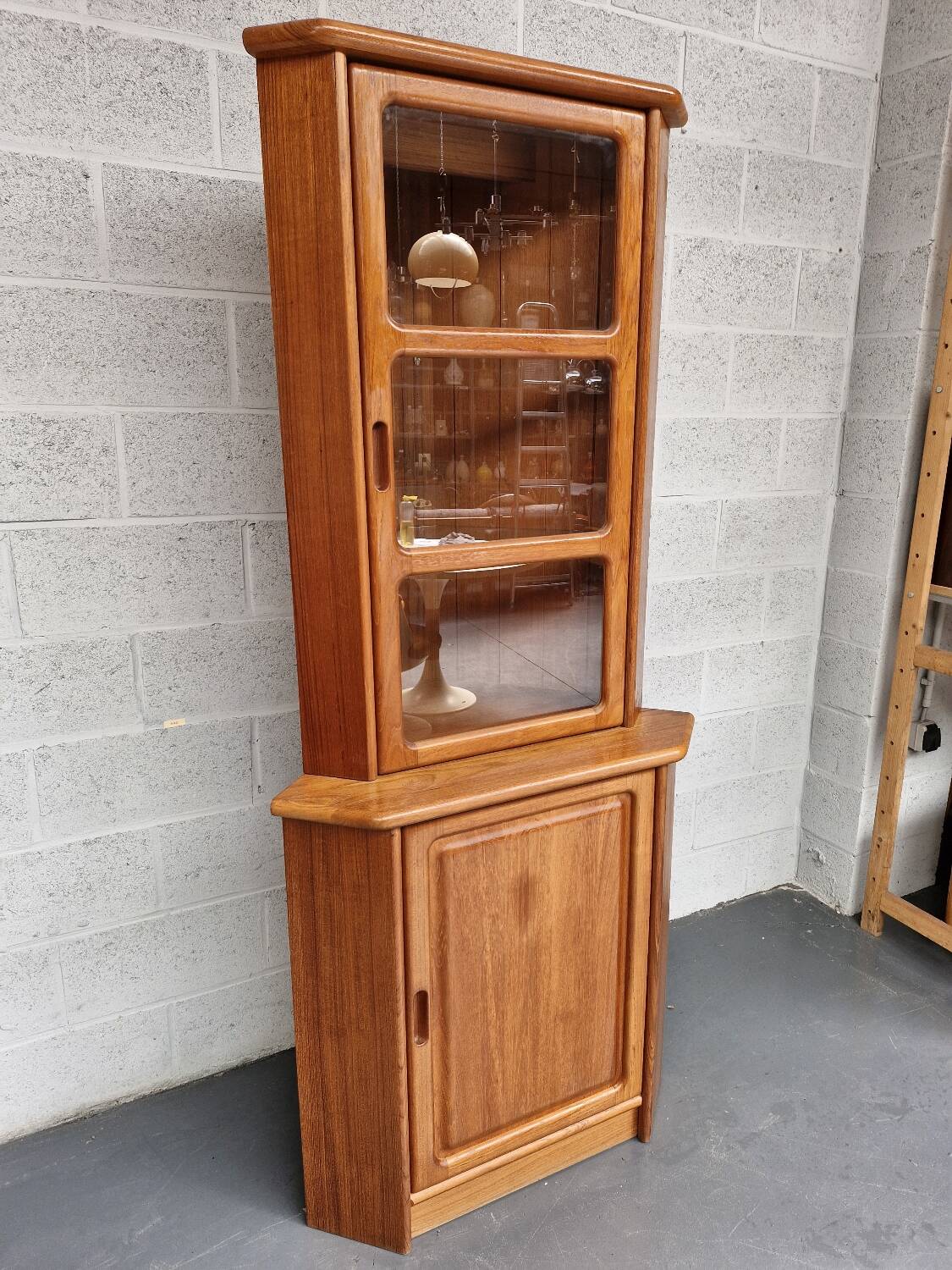 Dyrlund corner cabinet