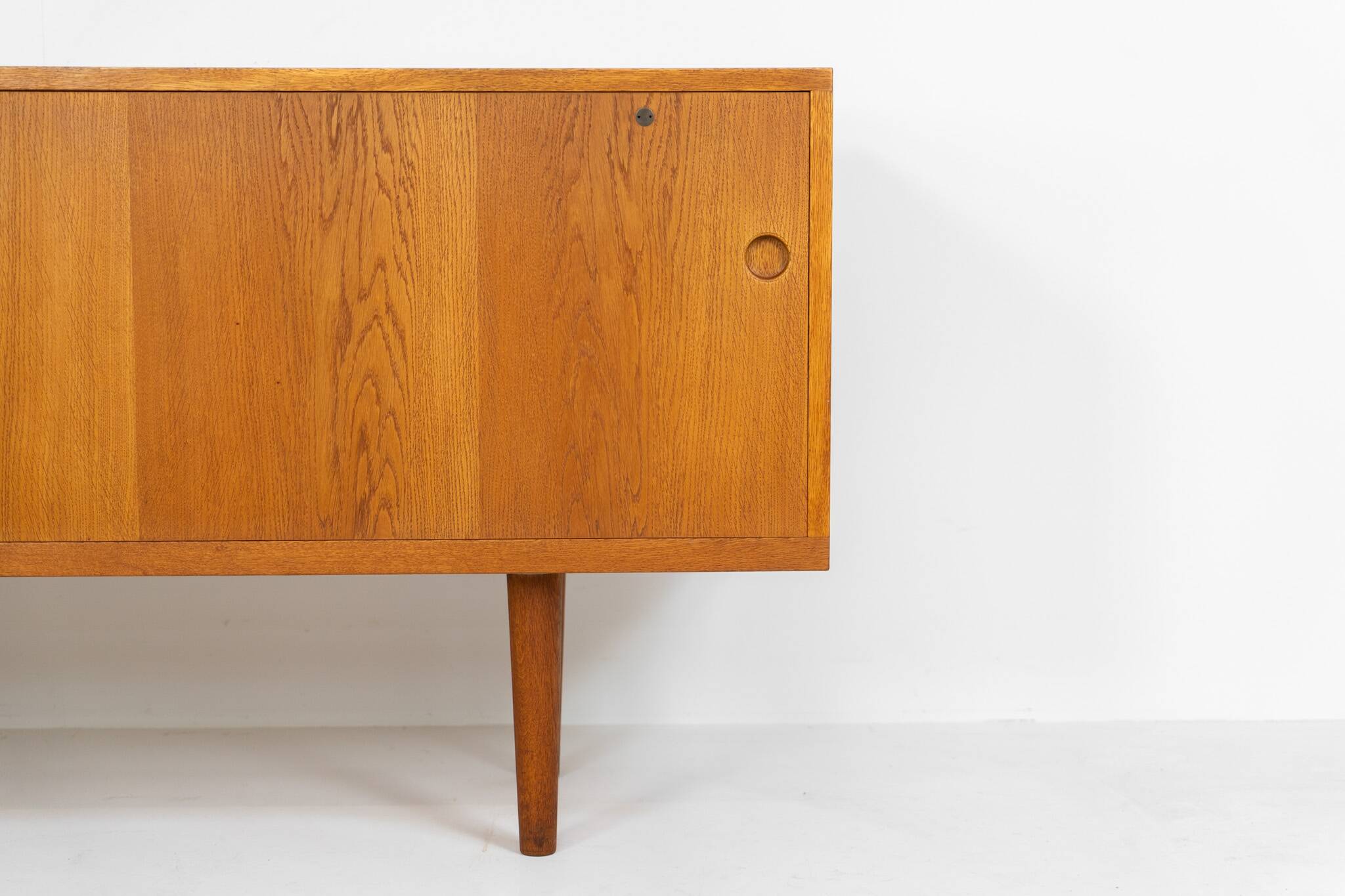 Buffet RY26 by Hans J. Wegner for Ry Møbler