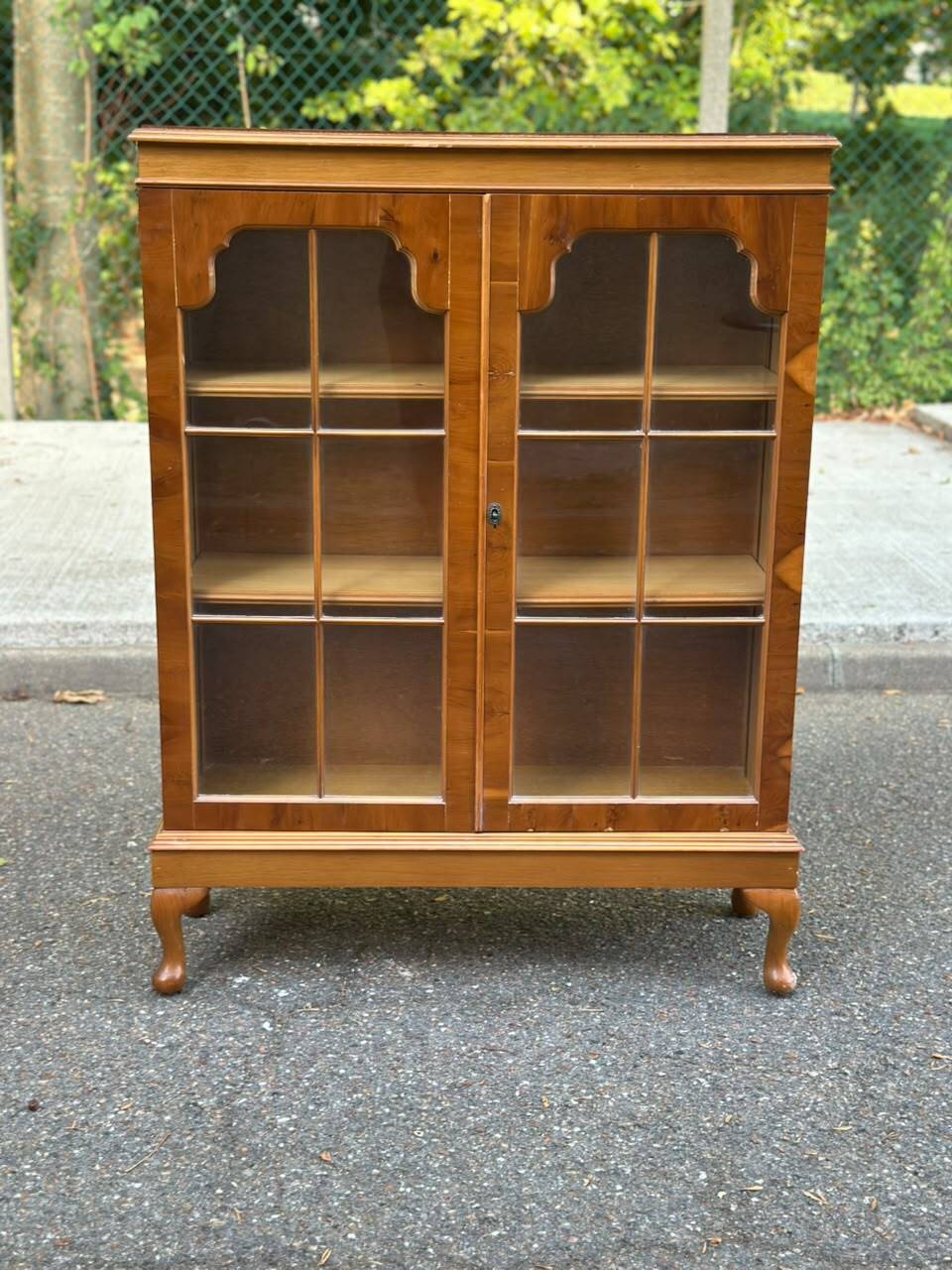 Chippendale display cabinet in wood, English Queen Anne dresser bookcase from 1960.