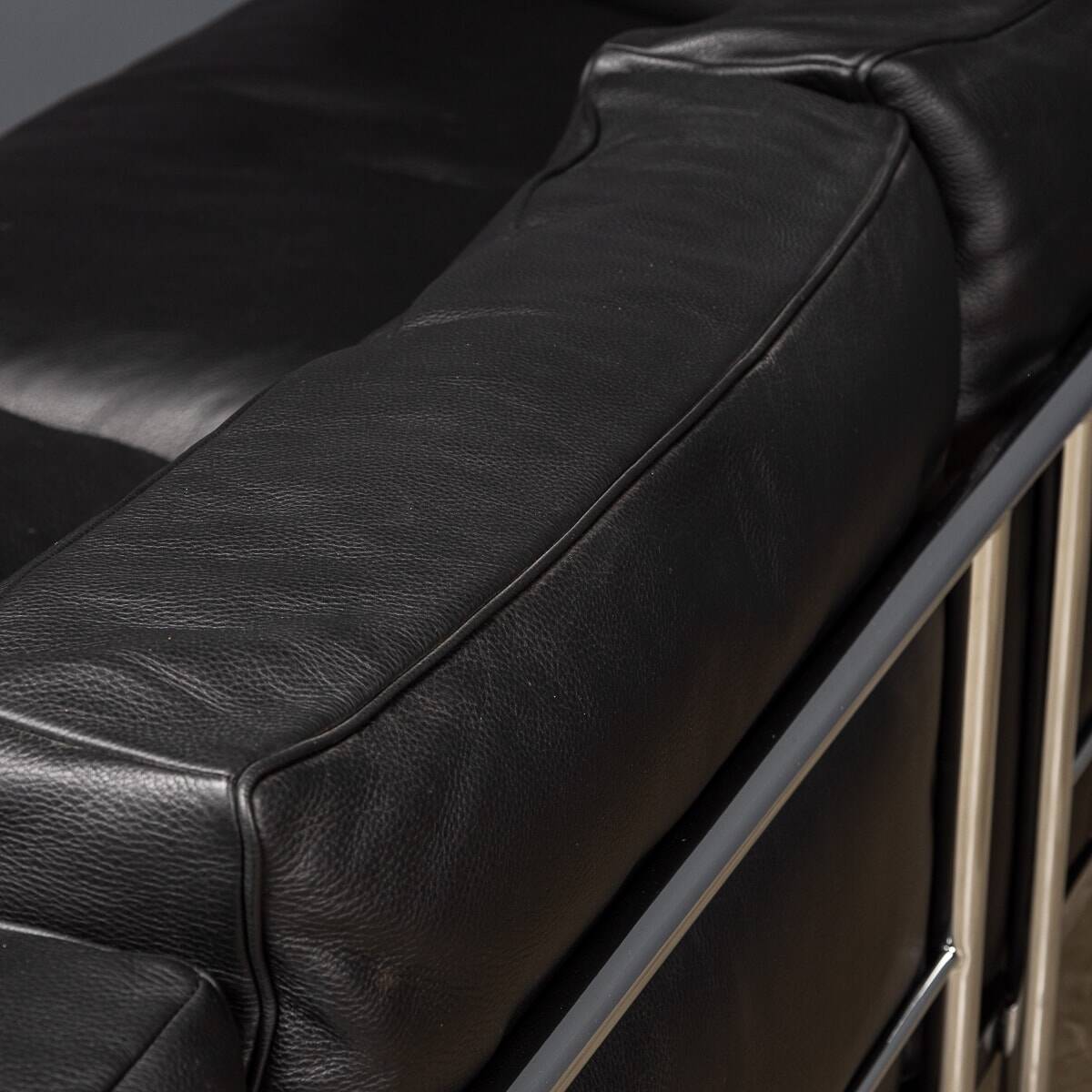 3 fauteuil grand confort, deux places cassina sofa. le corbusier