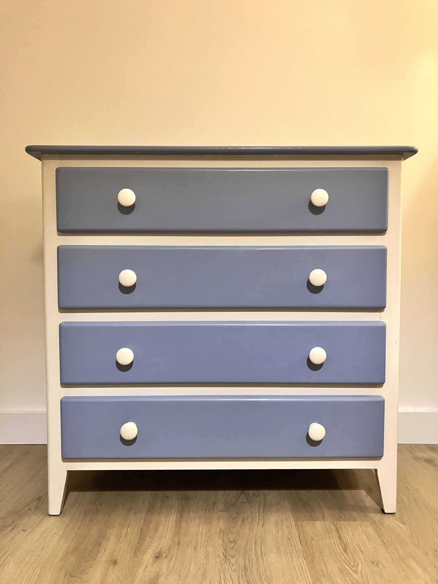 Commode bois pieds fuselés