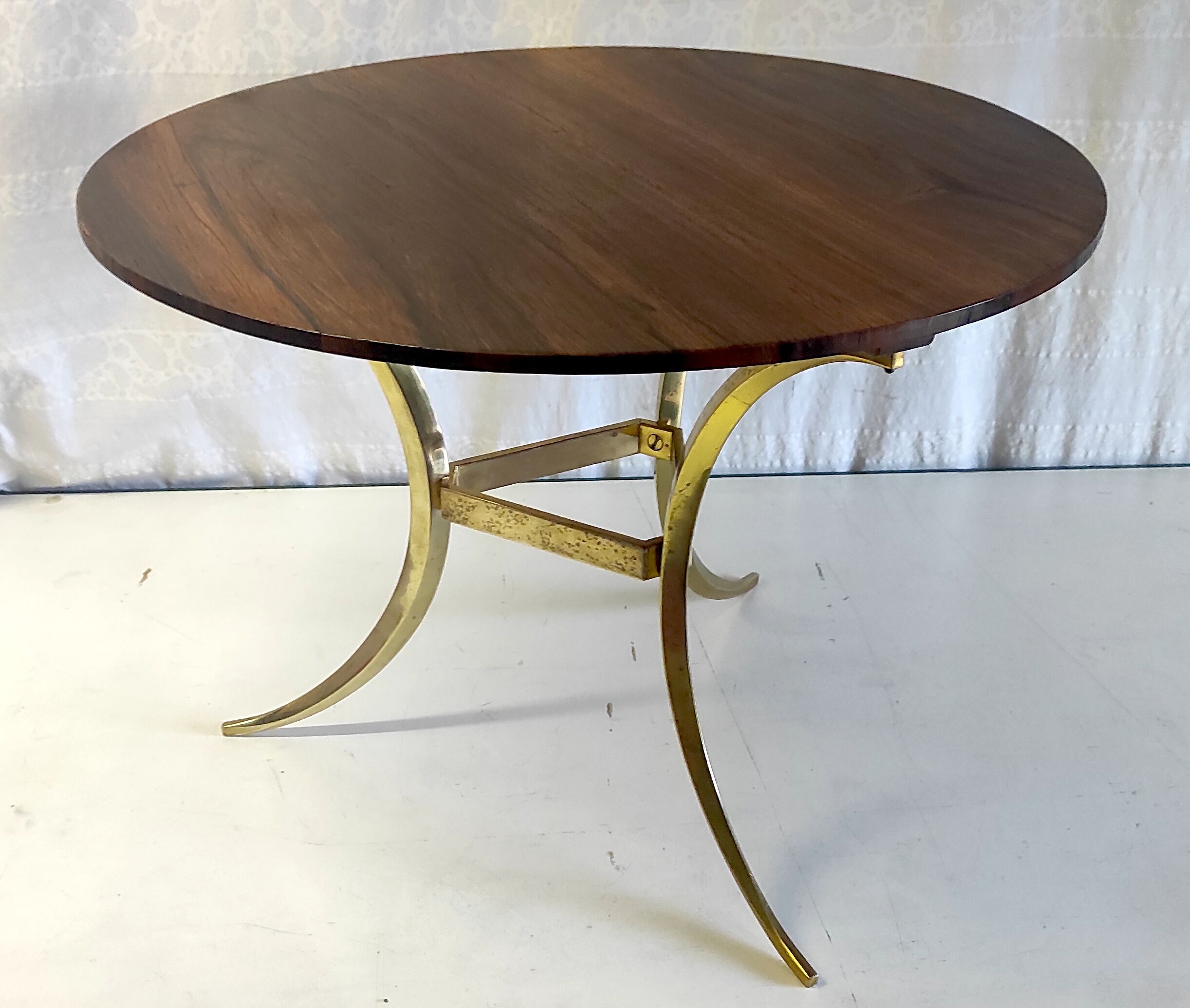 Tripod round coffee table in gilded brass and rosewood – 60s/70s