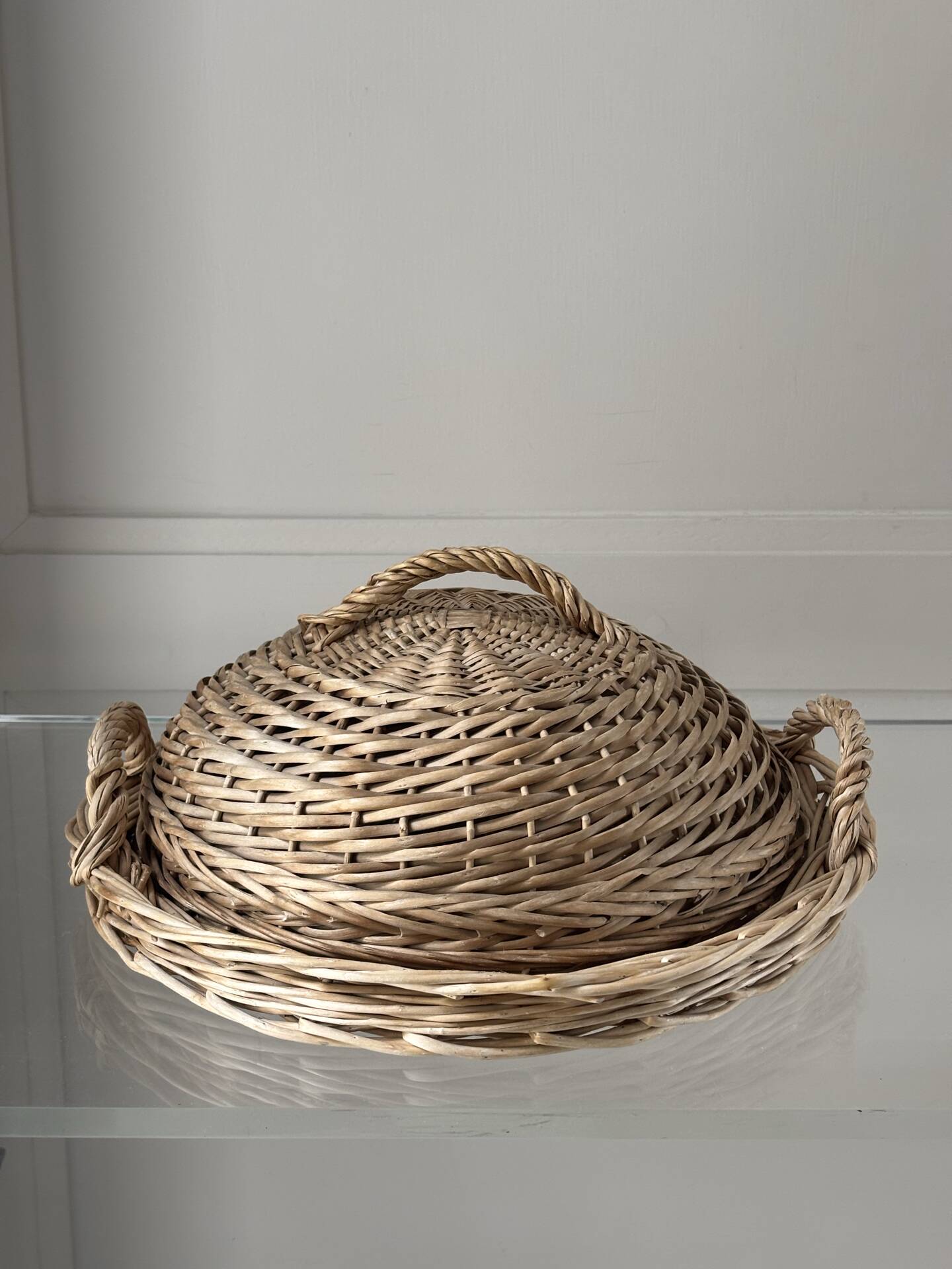 Cloche et plateau en osier tressé