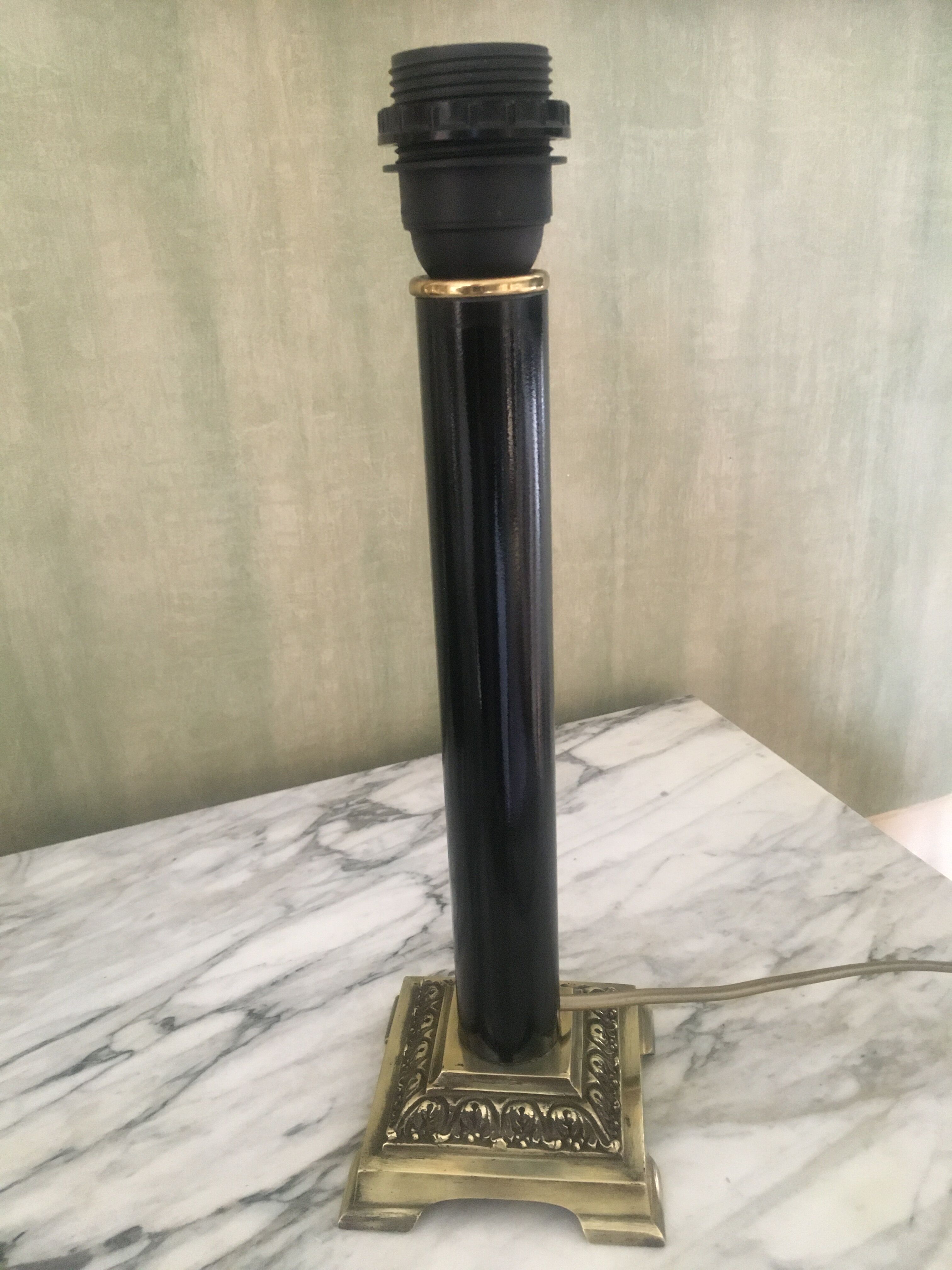 Lamp with brass foot