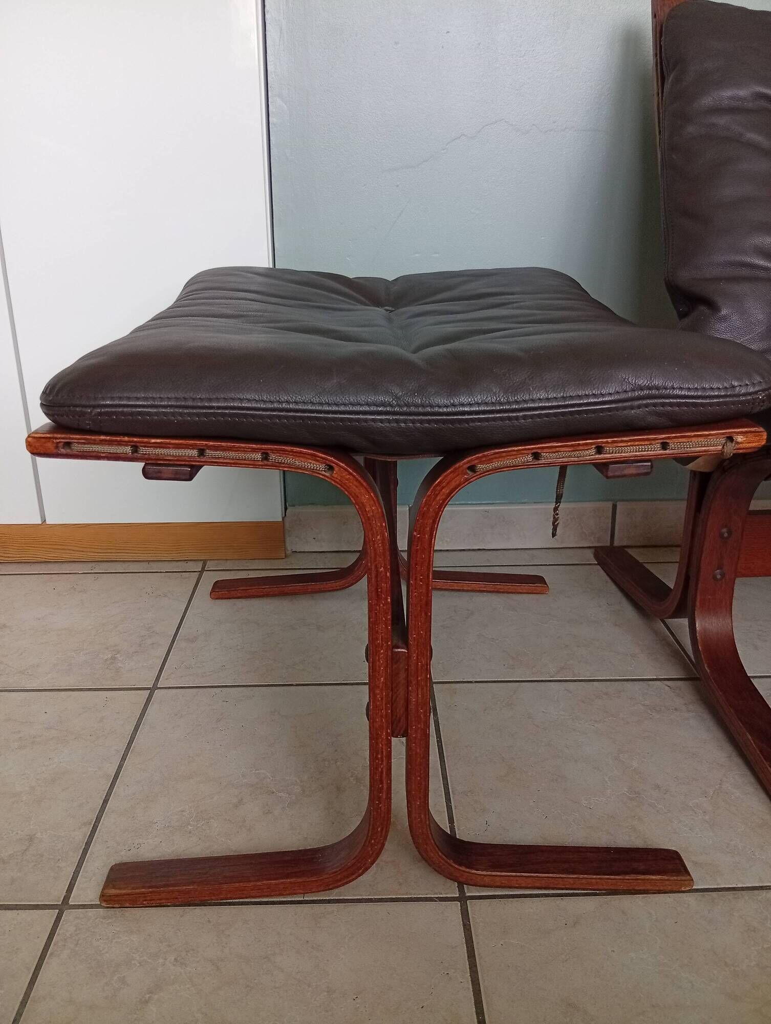 Fauteuil Ingmar Relling chauffeuses et Ottoman bois vintage scandinave