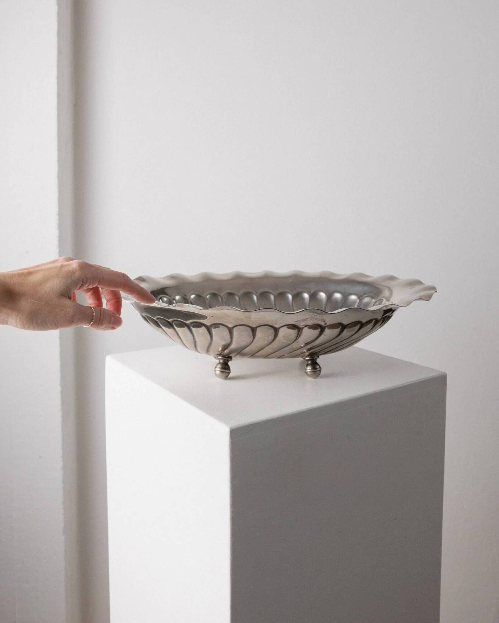 Silver-plated metal vintage bowl with curved rim and relief - Italian 1940s centrepiece