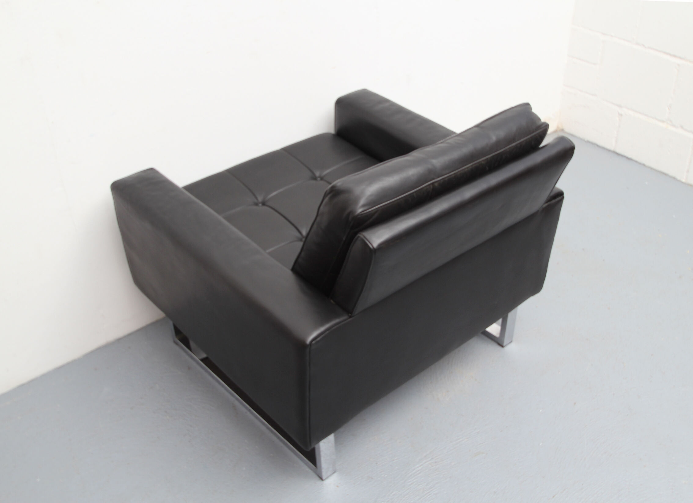Fauteuil en cuir des années 1970 avec pieds chromés