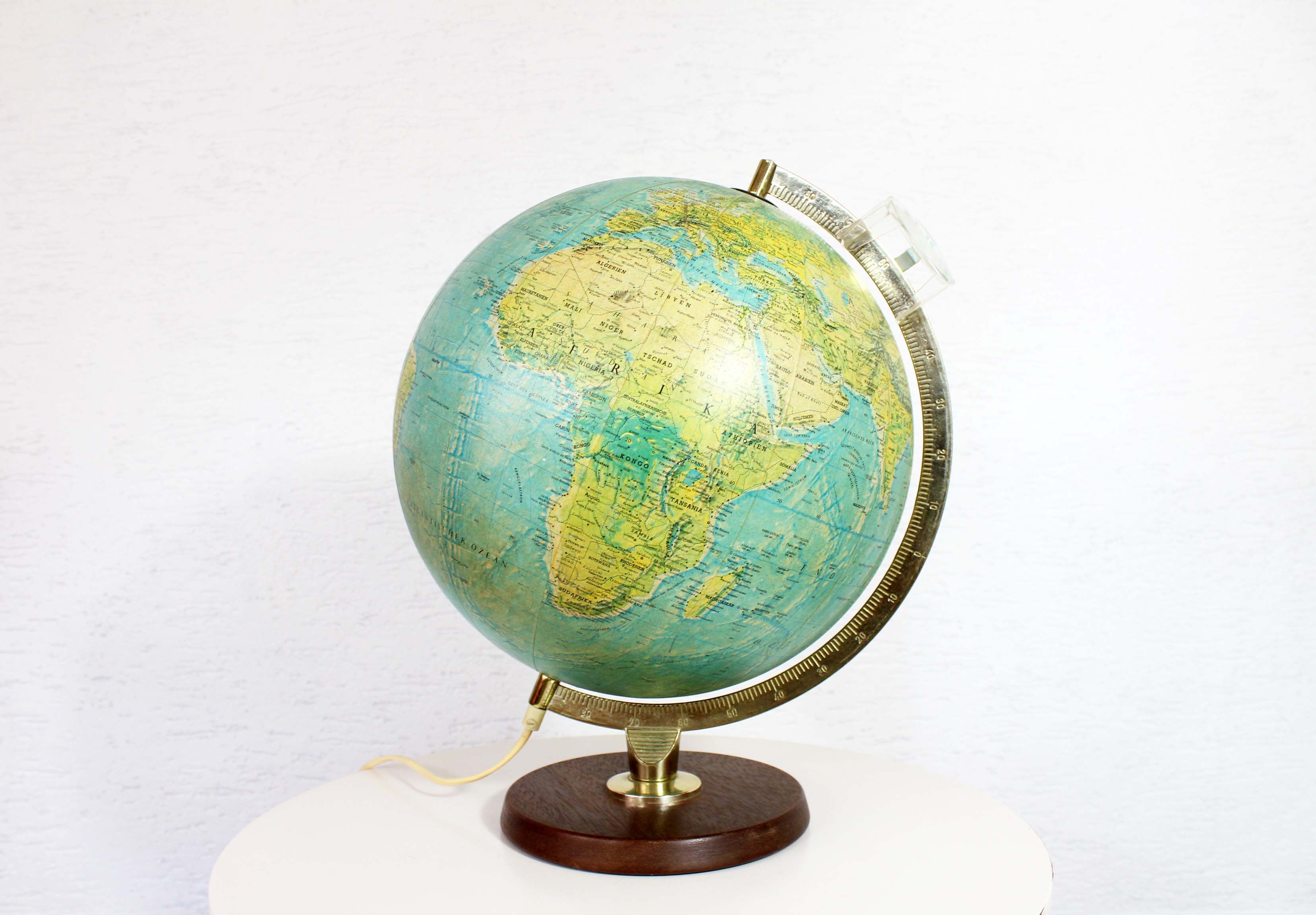 Pretty globe, Scan Globe with magnifying glass