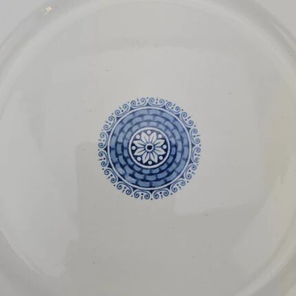Set of 5 flat porcelain plates with blue rim, Société Céramique Maastricht, gold border.