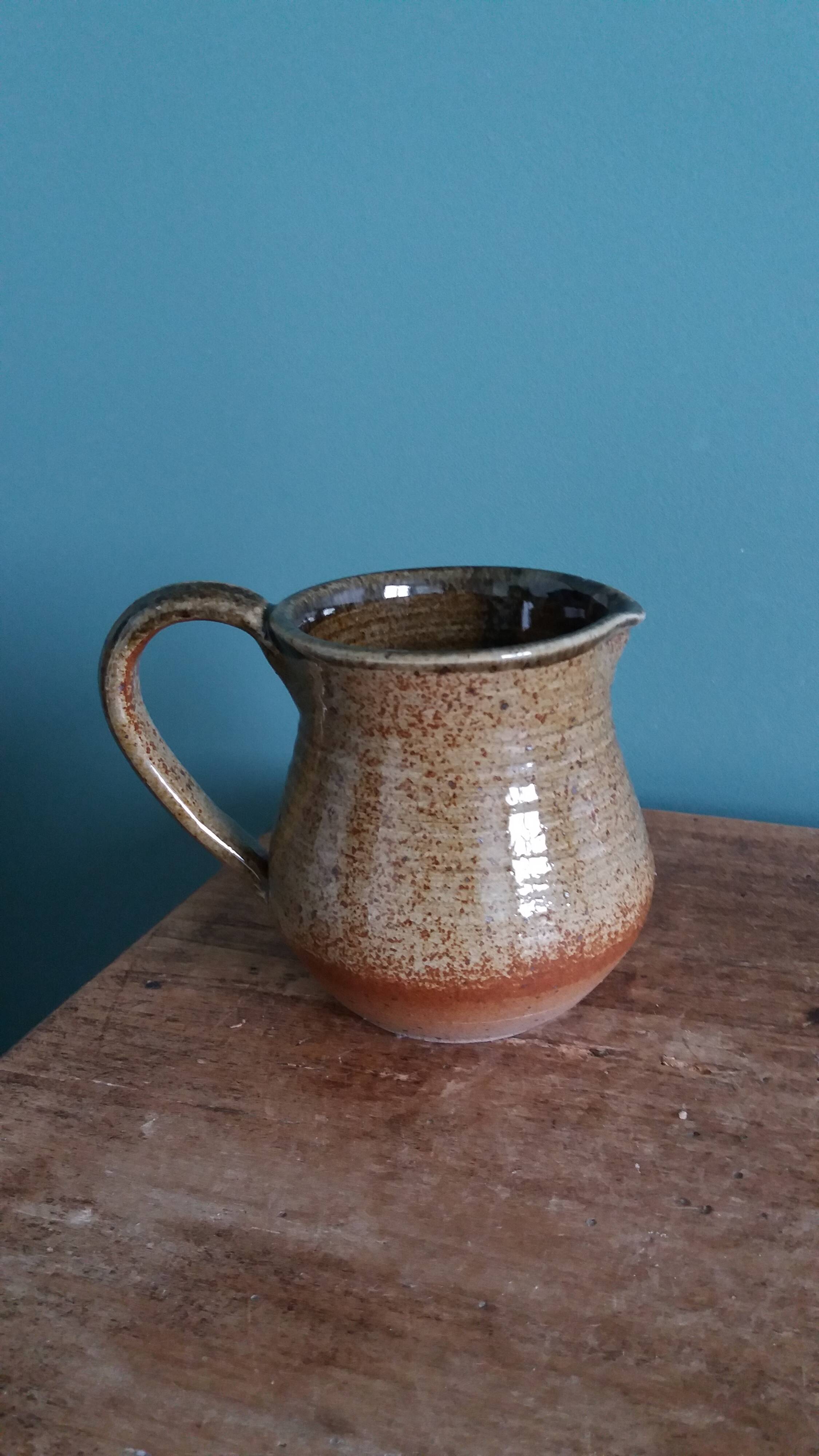 Jug with a milk jug signed, Beceleuf