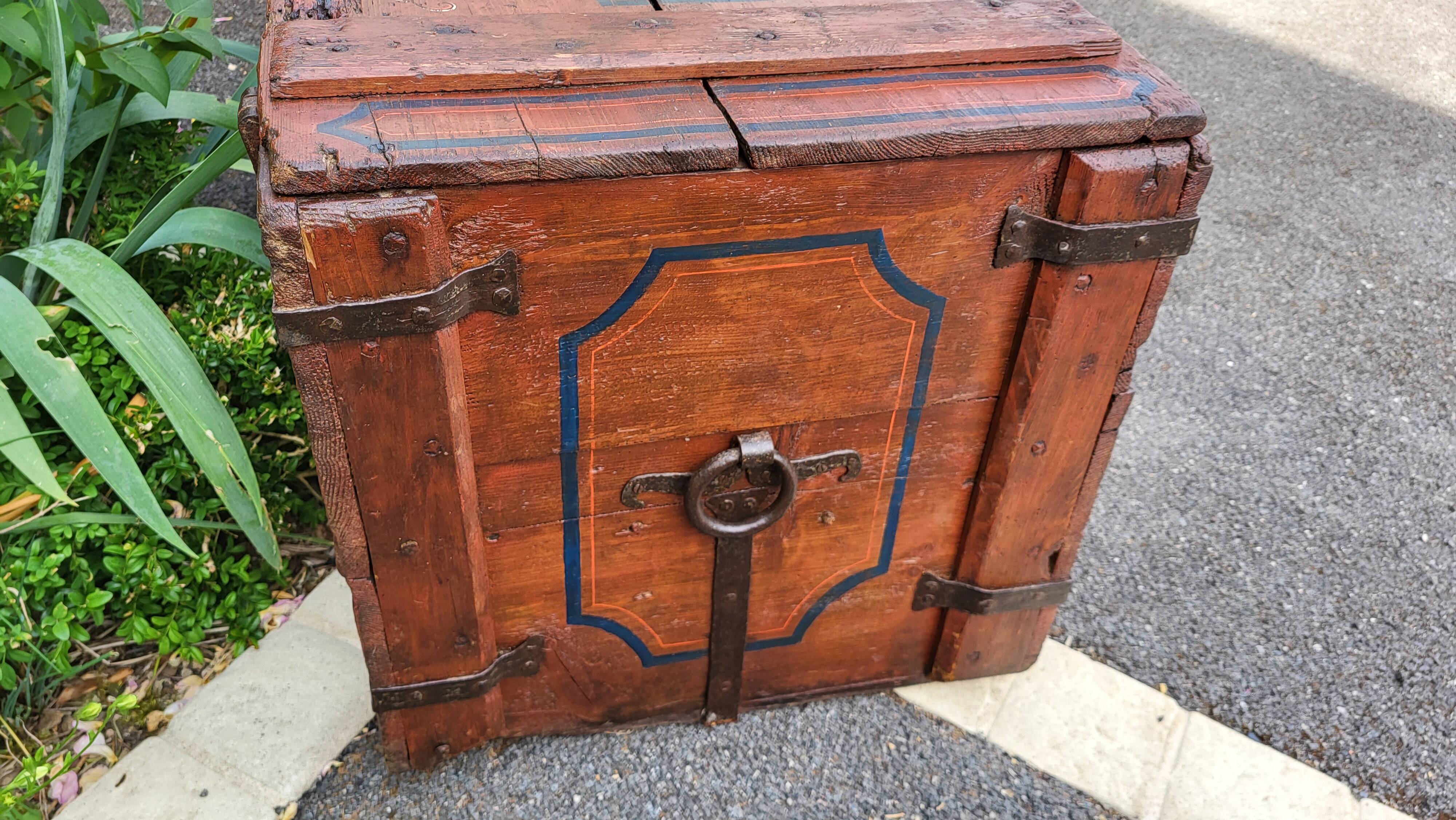 Coffre de mariage ancien en bois peint XIXème