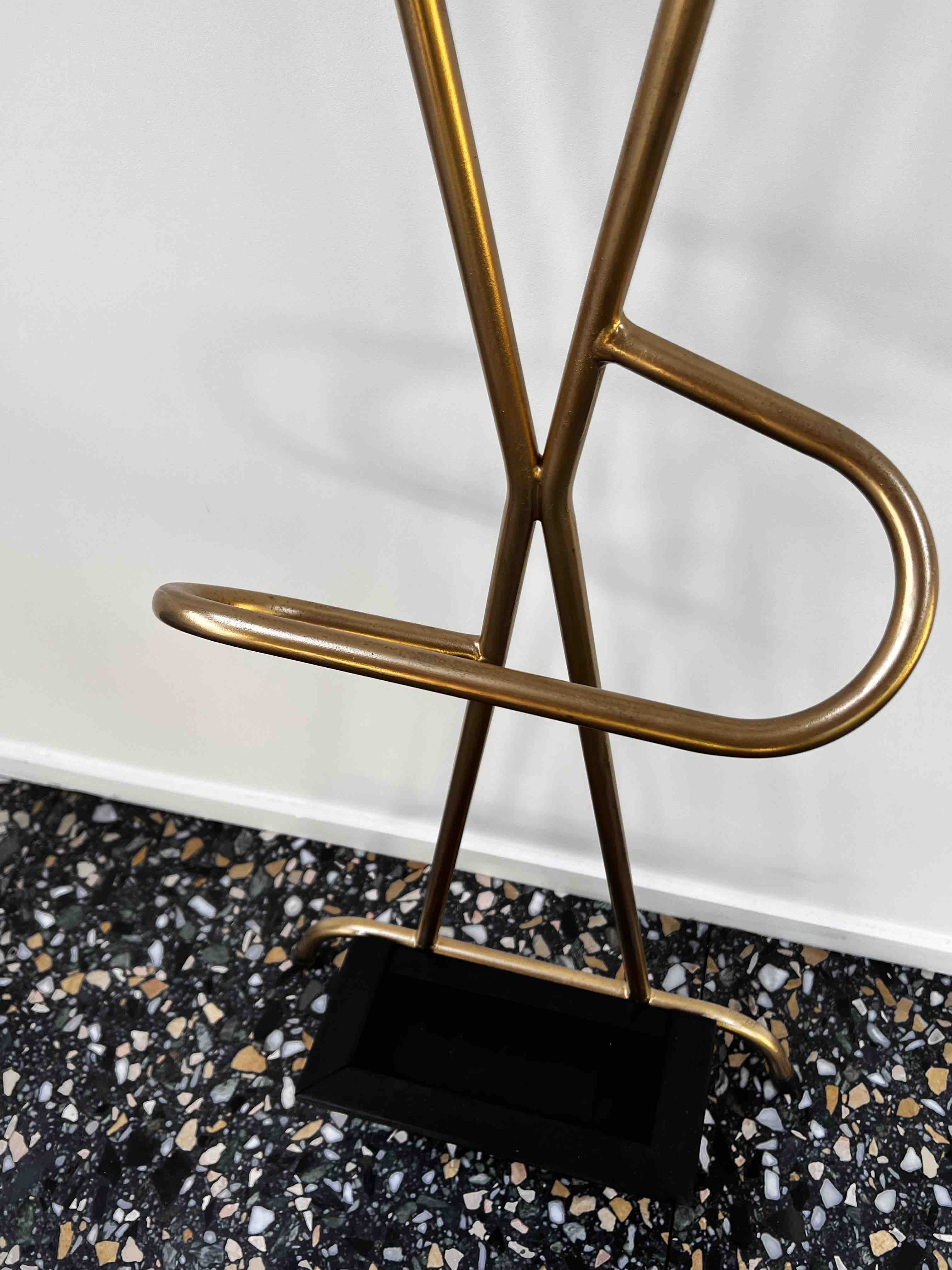 Porte manteau sur pied doré