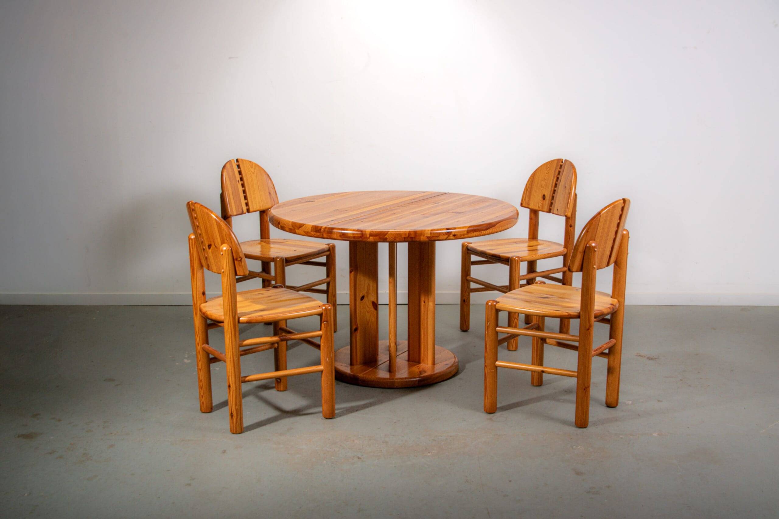 Ranier Daumiller dining room set with 4 chairs and round dining table