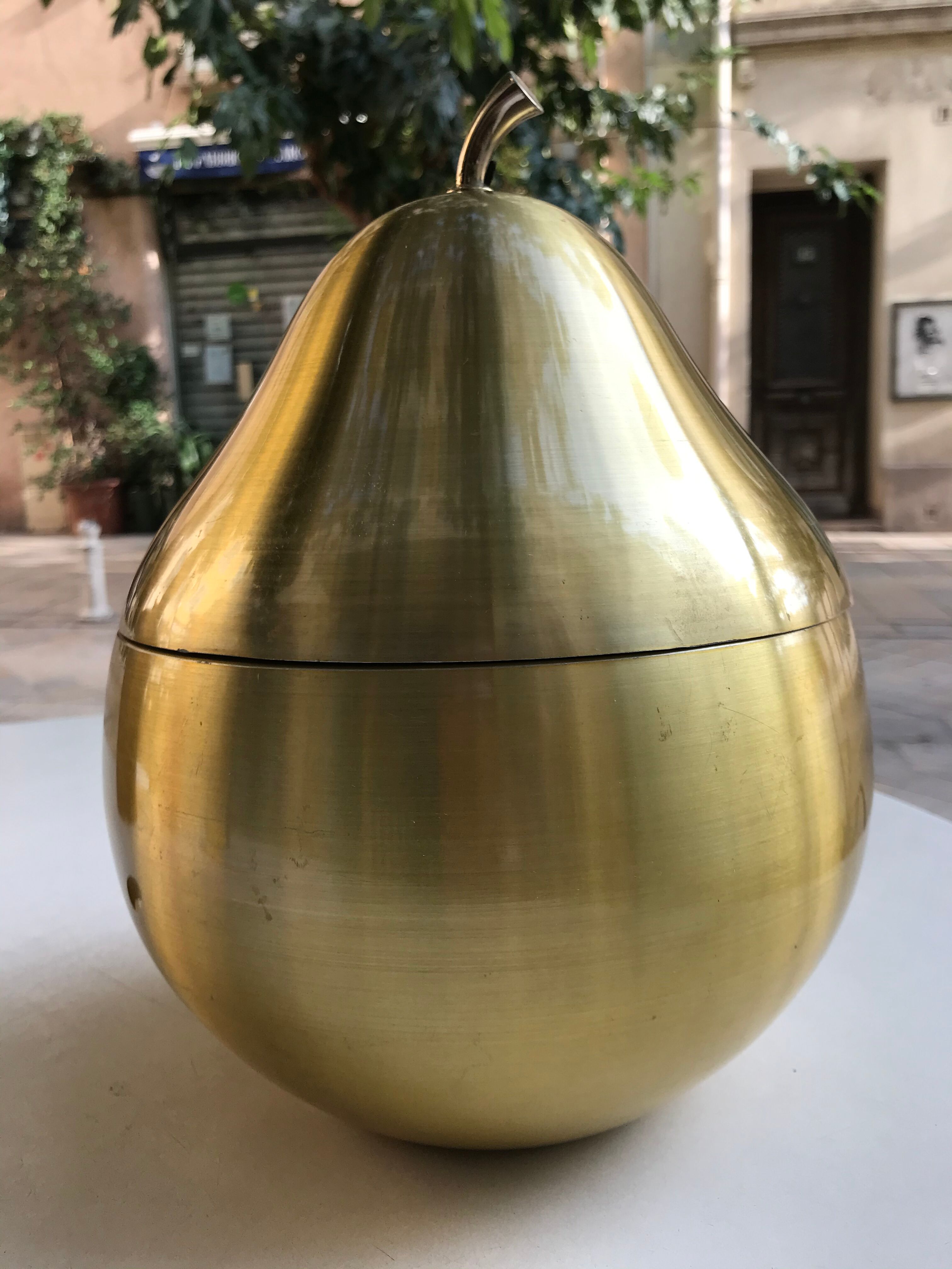 Golden pear-shaped ice bucket signs Novo industries Australiia 1970