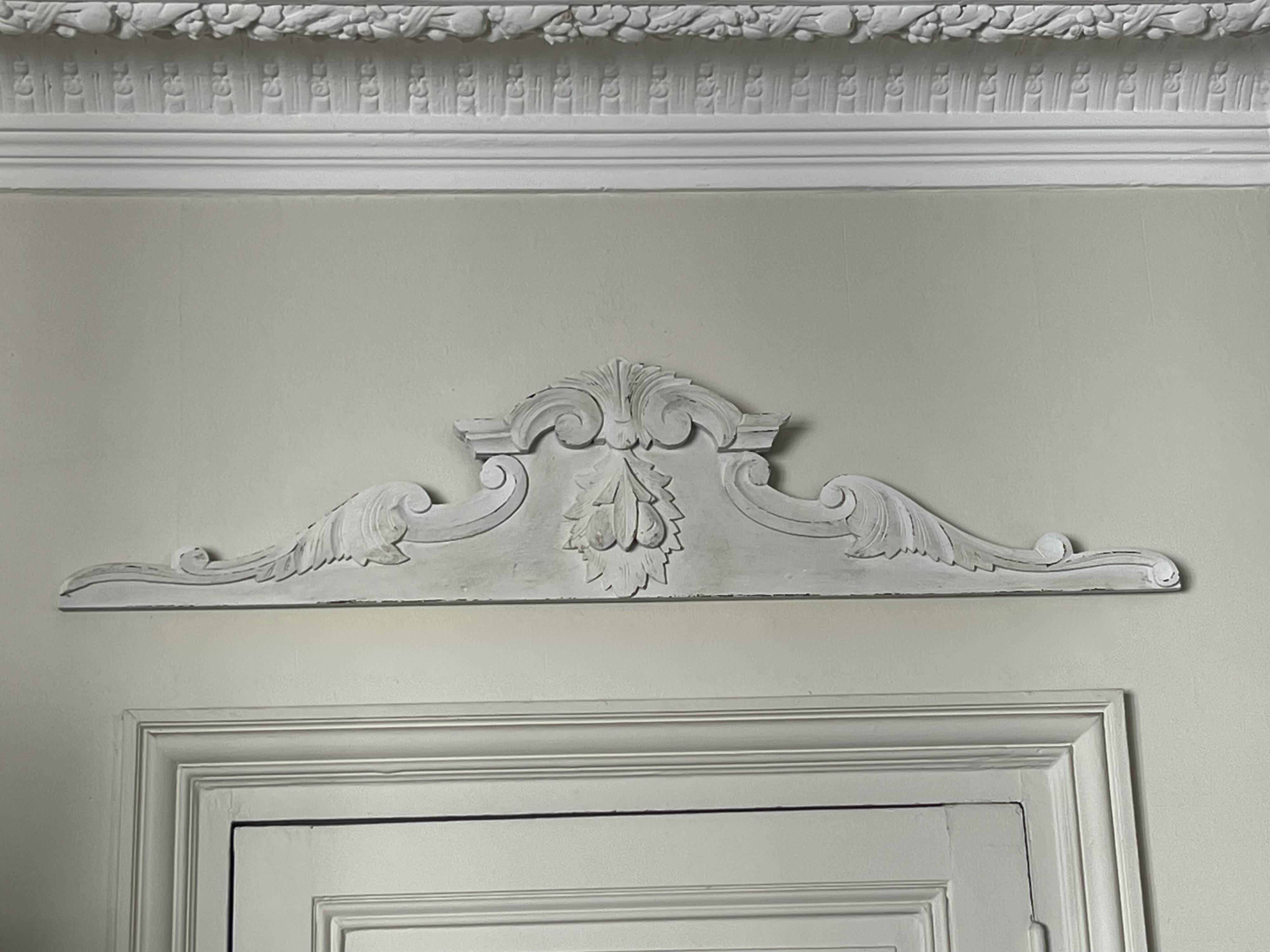 Ancien fronton, bois sculpté