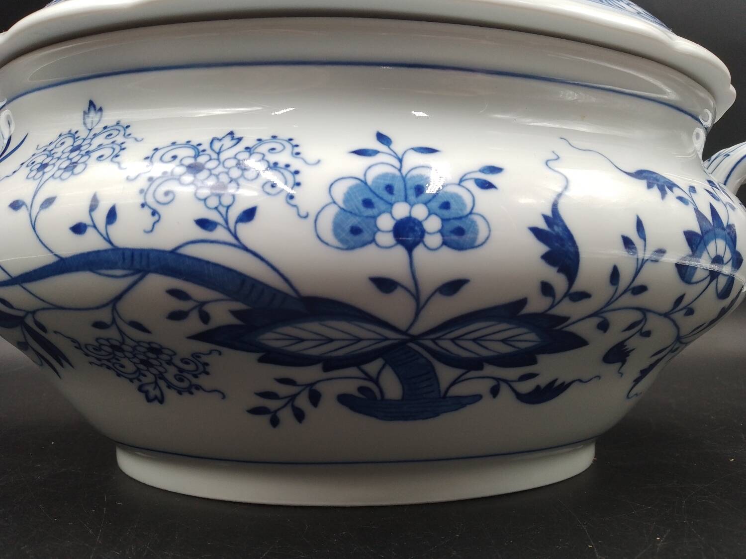 Soup Tureen with Lid Hutschenreuther Blue Onion Decor Porcelain, 3.5 L circa 1930 Made in Germany