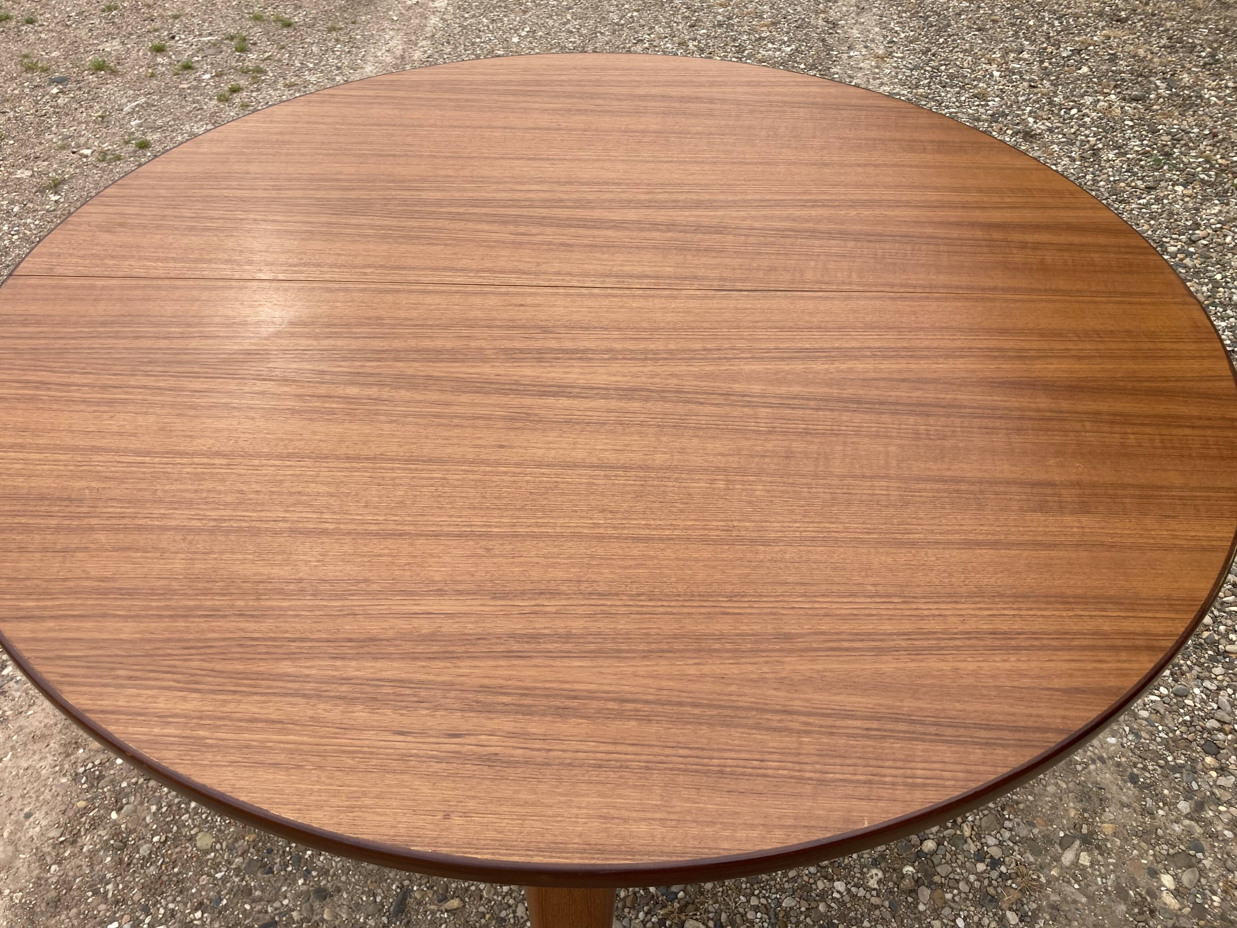 Scandinavian round table with extension