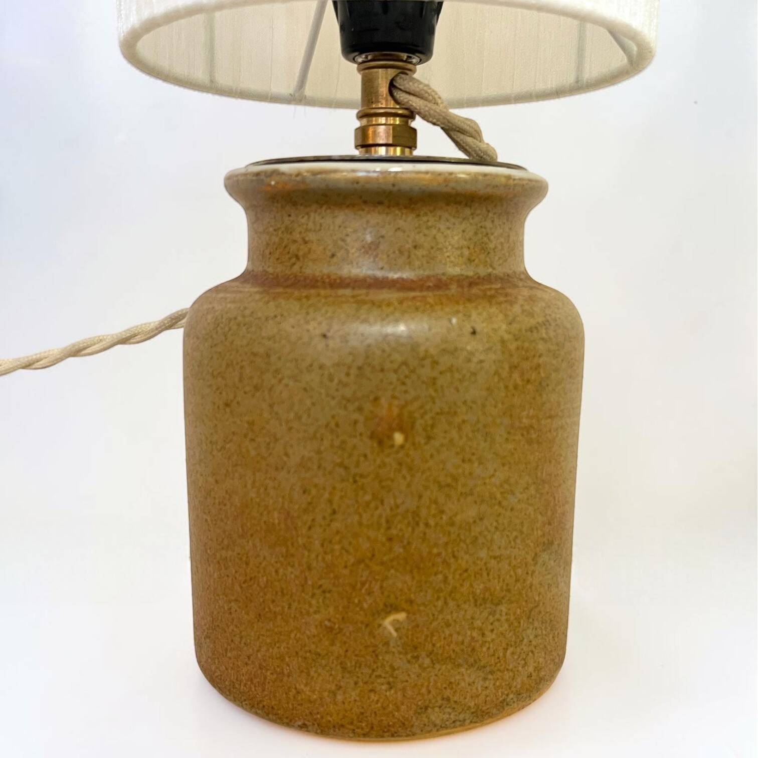 Lampe en grès vintage brun caramel - 1980 - Abat-jour en ruban beige