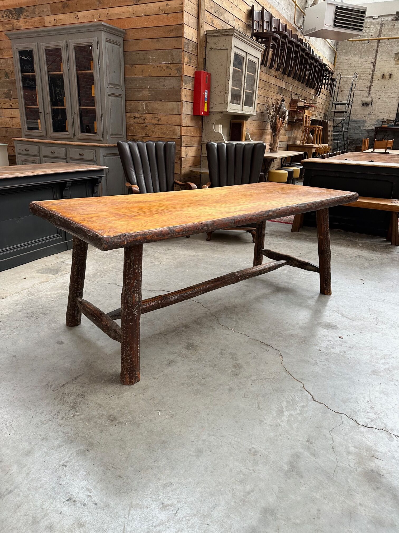 Ensemble table et son banc brutaliste