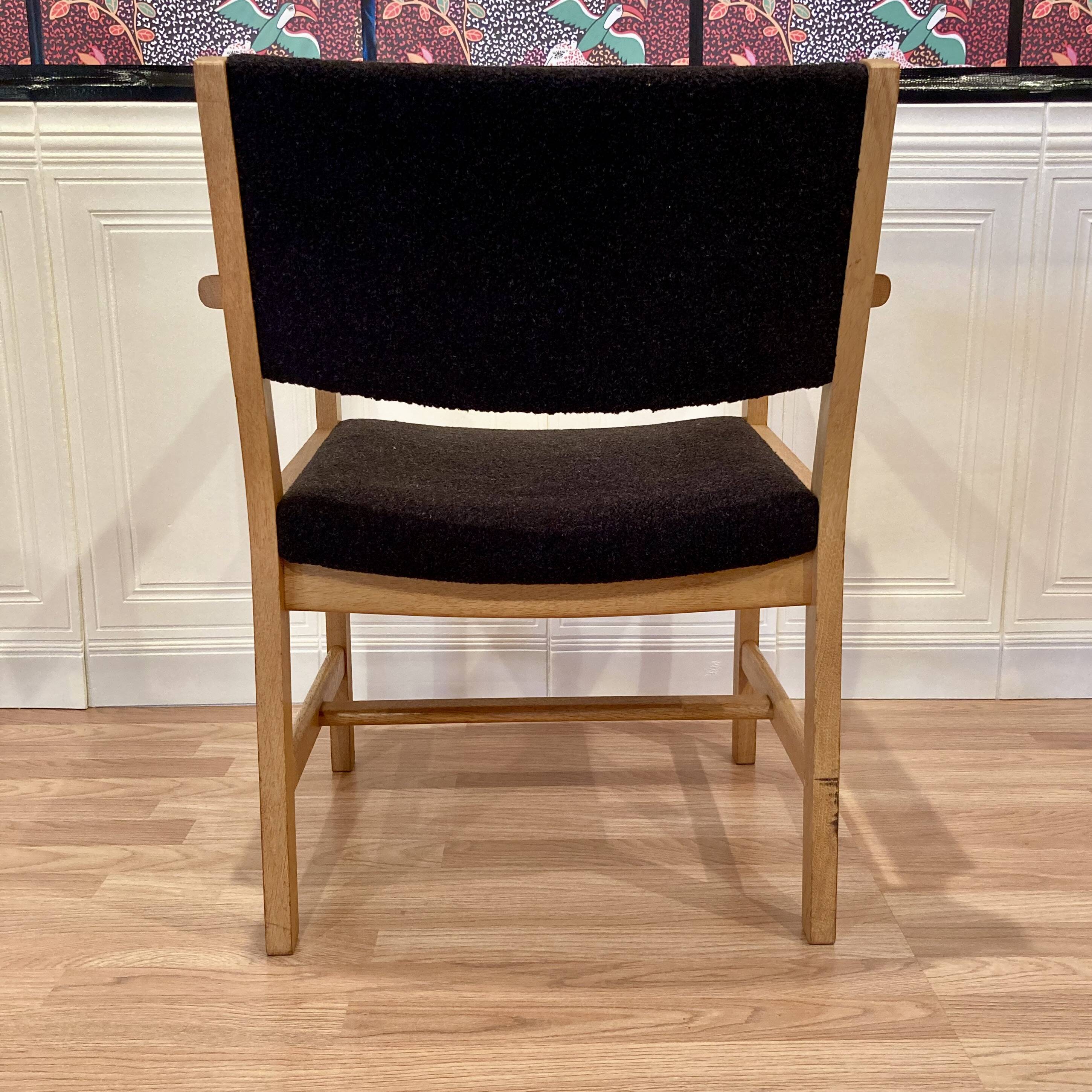 SUITE DE 4 FAUTEUILS ESTAMPILLE "HANS WEGNER" 1960.