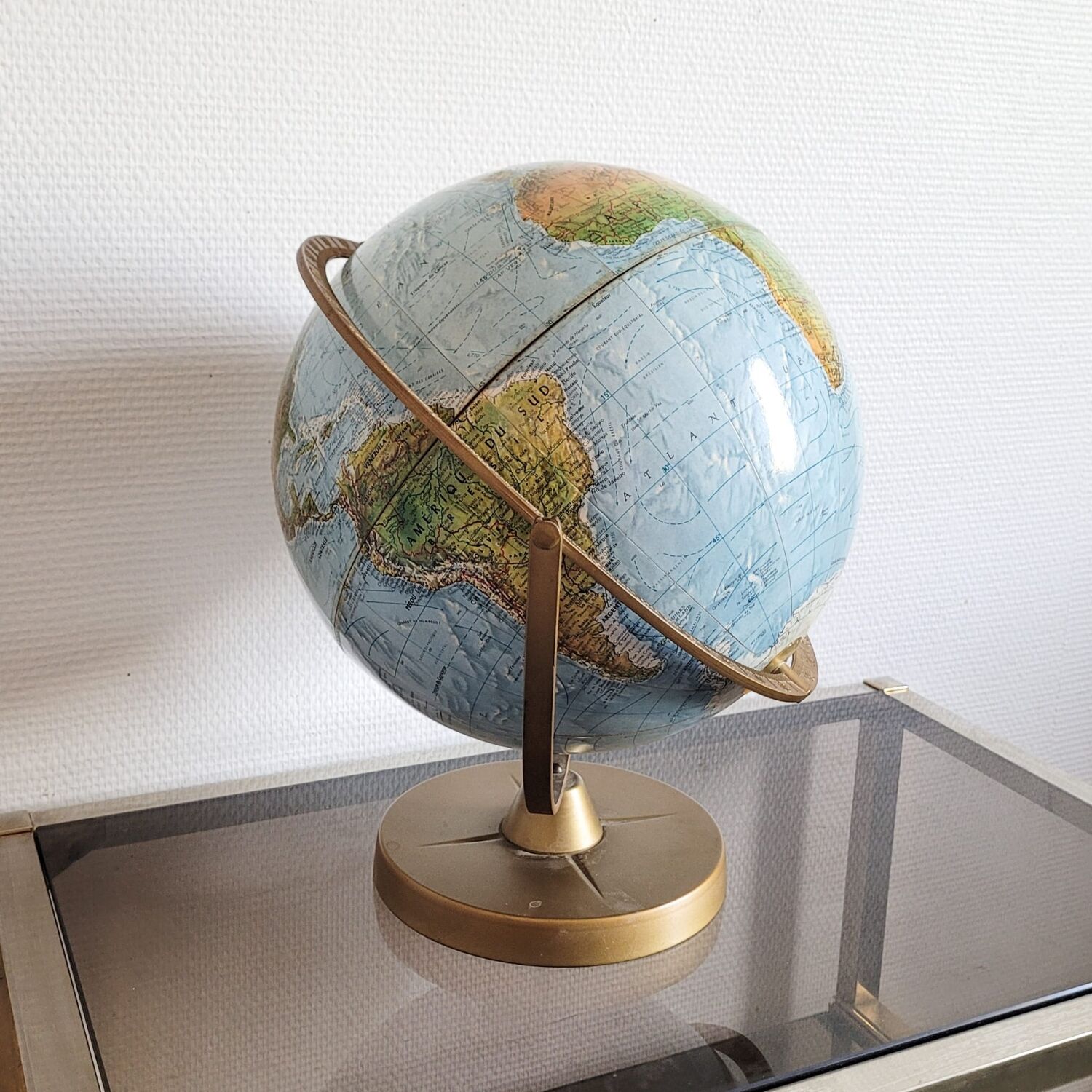 Globe terrestre en relief en laiton vintage