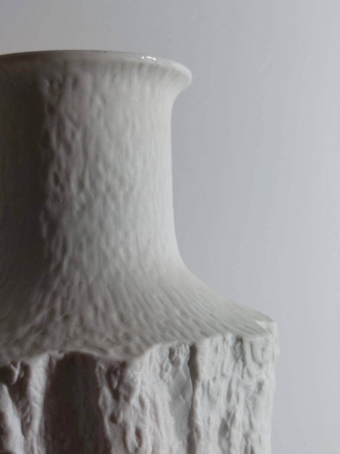 Vase en biscuit de porcelaine Bareuther, milieu XXème