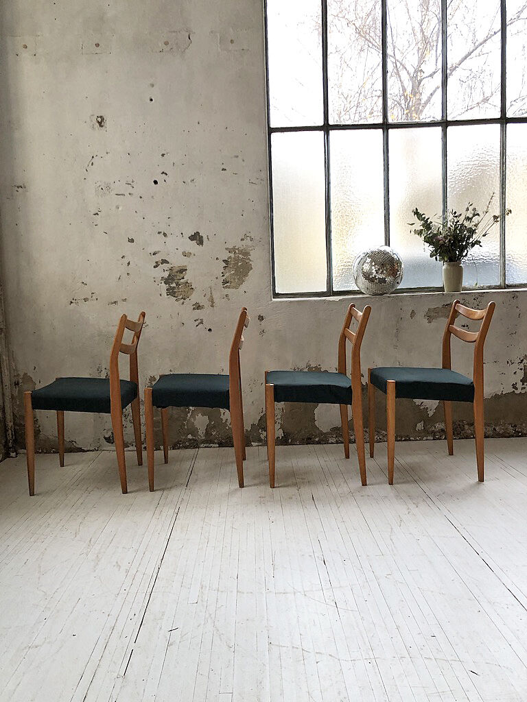 Set 4 green Scandinavian chairs