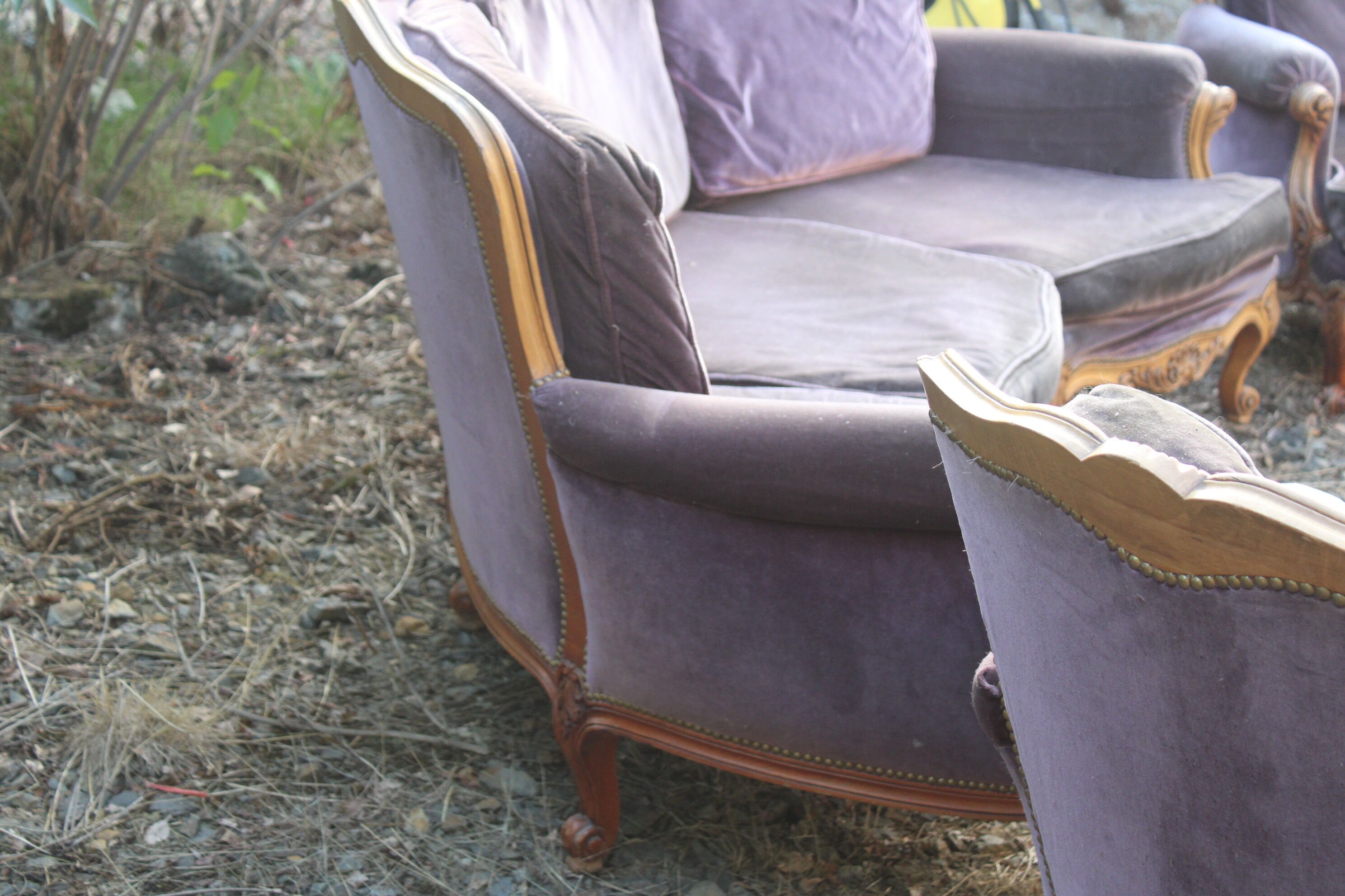 Sofa Voltaire rounded purple velvet