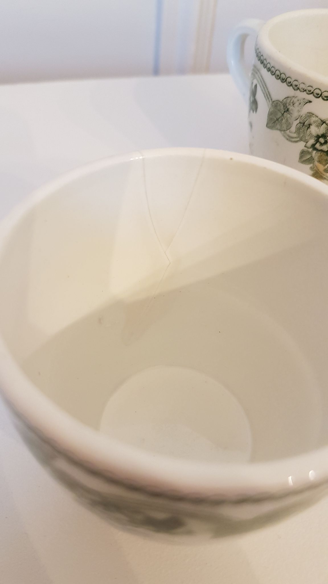 Série de 11 tasses en porcelaine