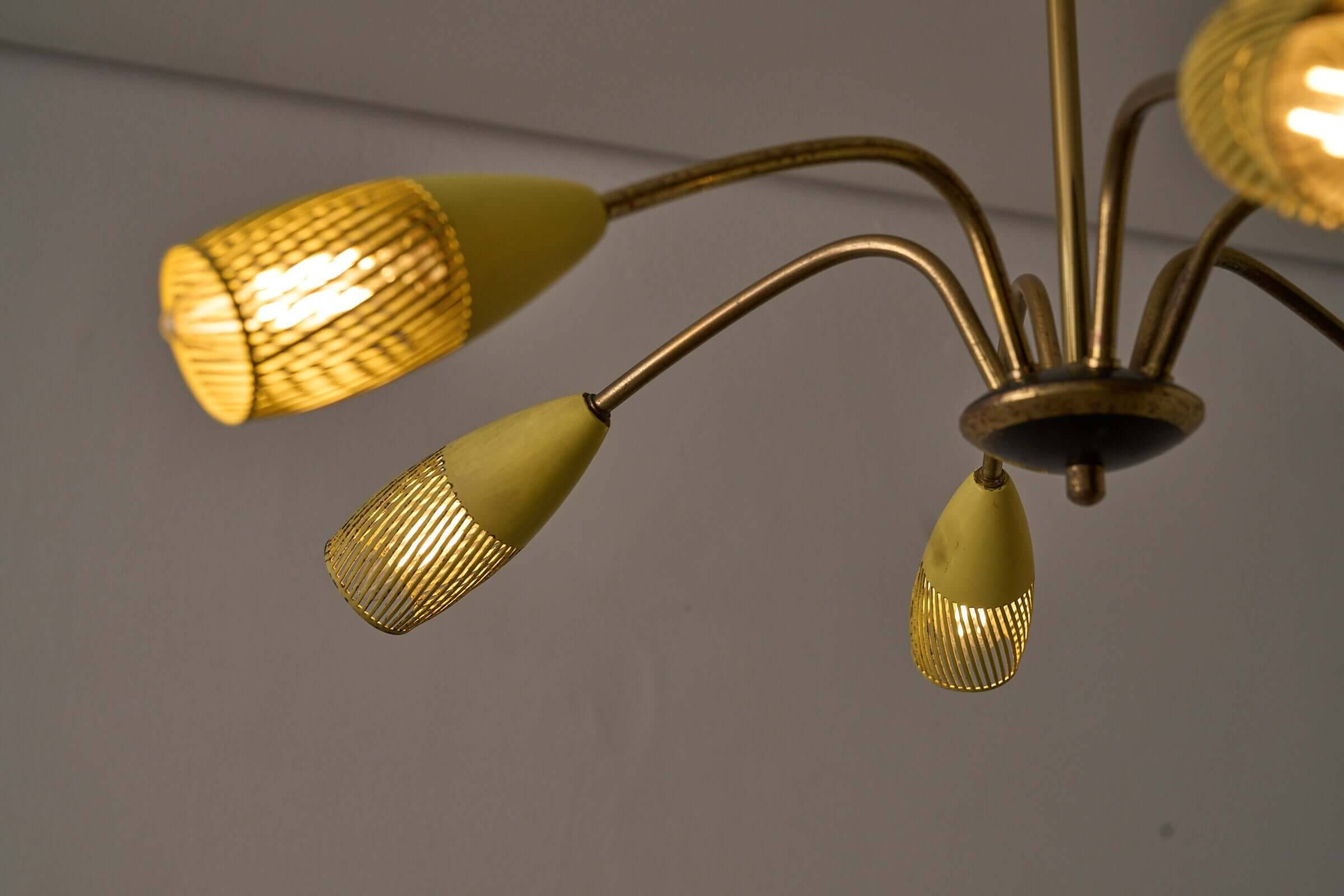 Lustre moderne du milieu du siècle en laiton et jaune
