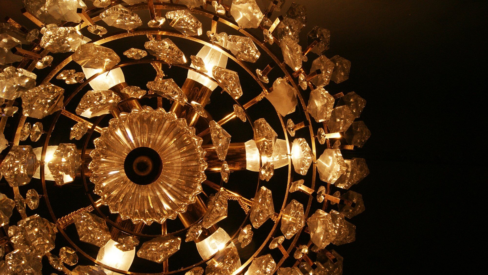 Lustre en laiton et cristal du milieu du siècle de Palwa