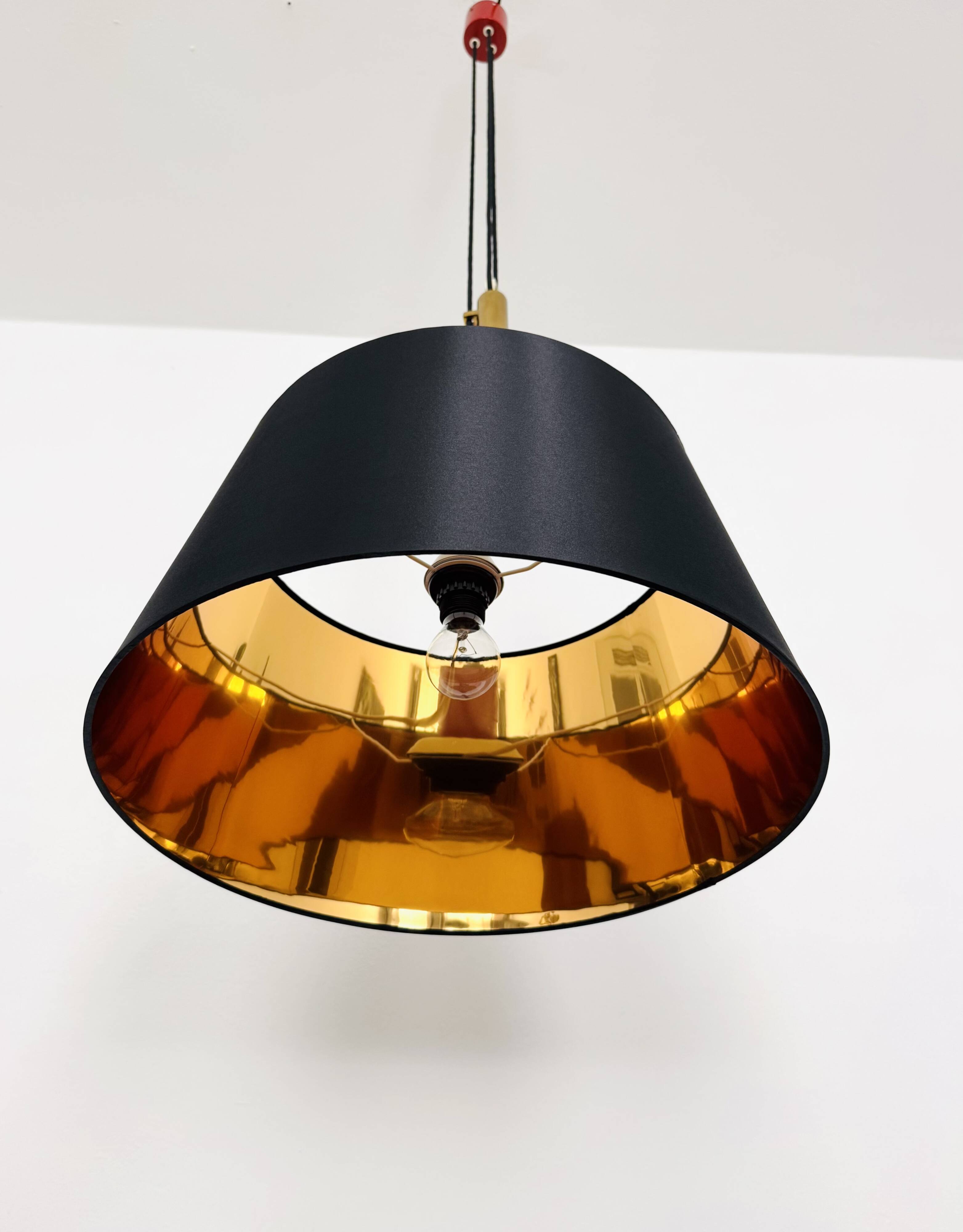 Adjustable Pendant Lamp with Counterweight
