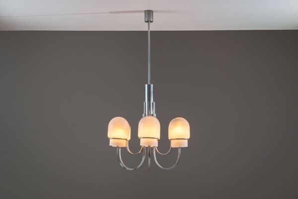 Chandelier Angelo Gaetano Sciolari avec six abat-jours en verre brumeux.