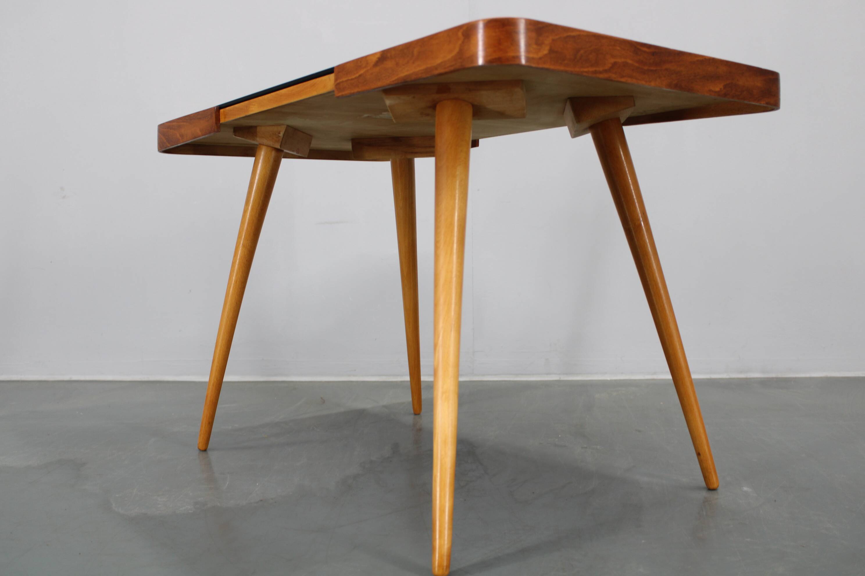 Table basse en hêtre et en verre opaque, années 1960, Tchécoslovaquie