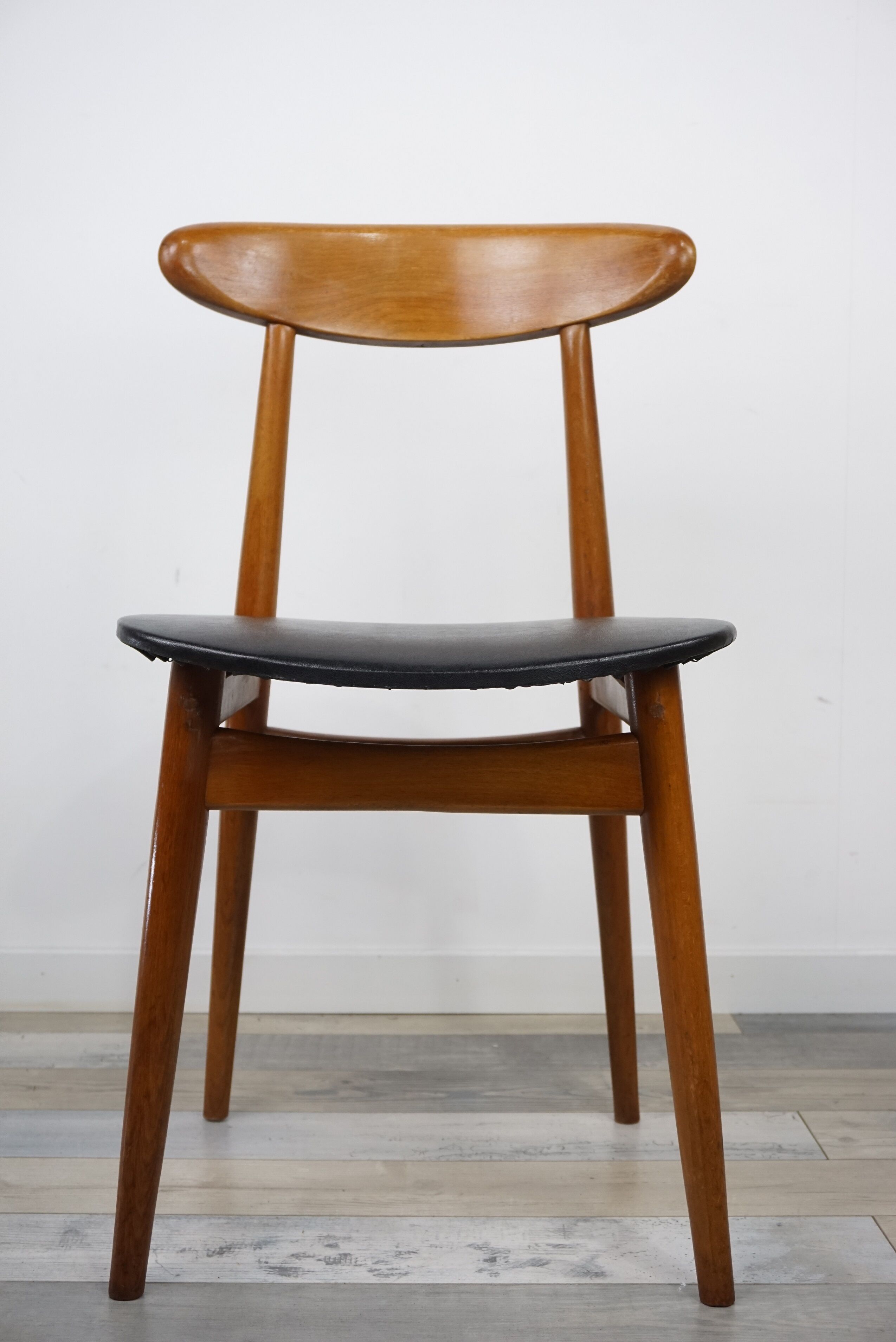 Set of 4 chairs 60s in teak and black leatherette