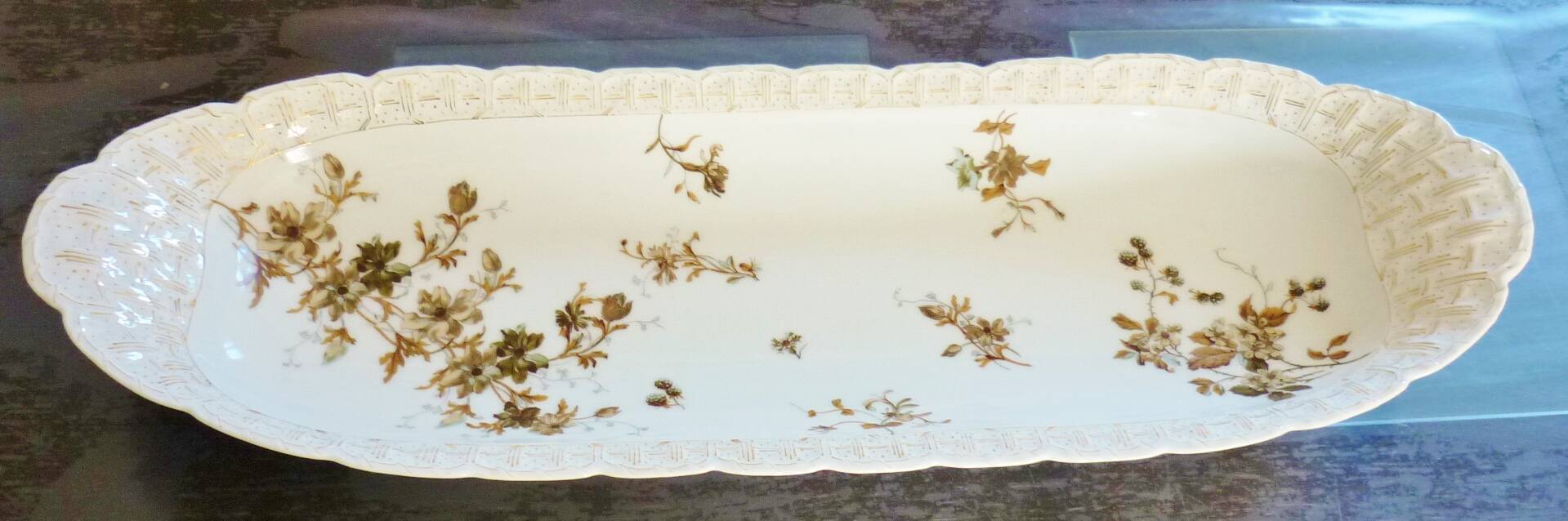 Long fish and meat dish, 19th century, Haviland Limoges porcelain, 66cm