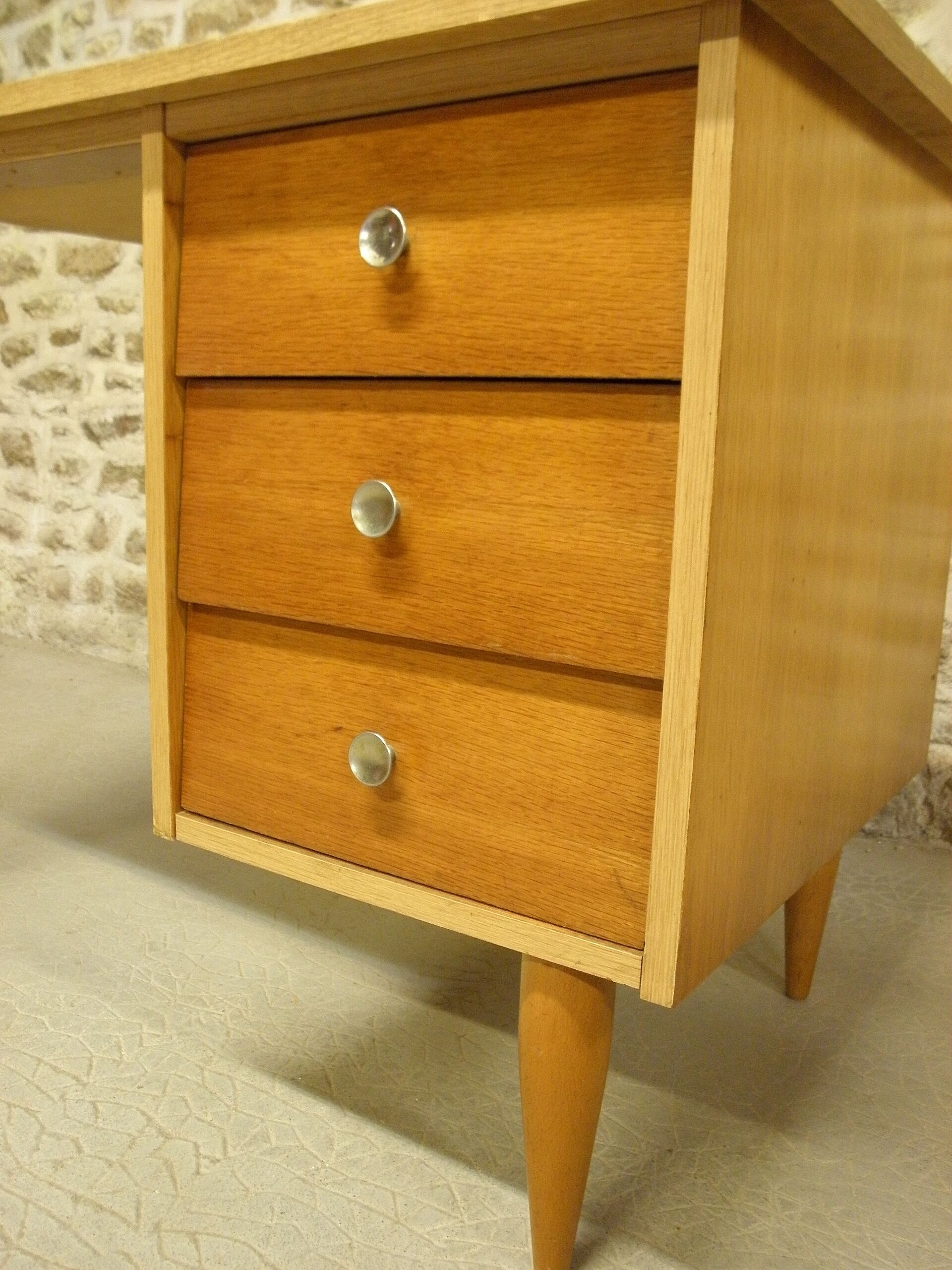 Desk 3 drawers spindles feet