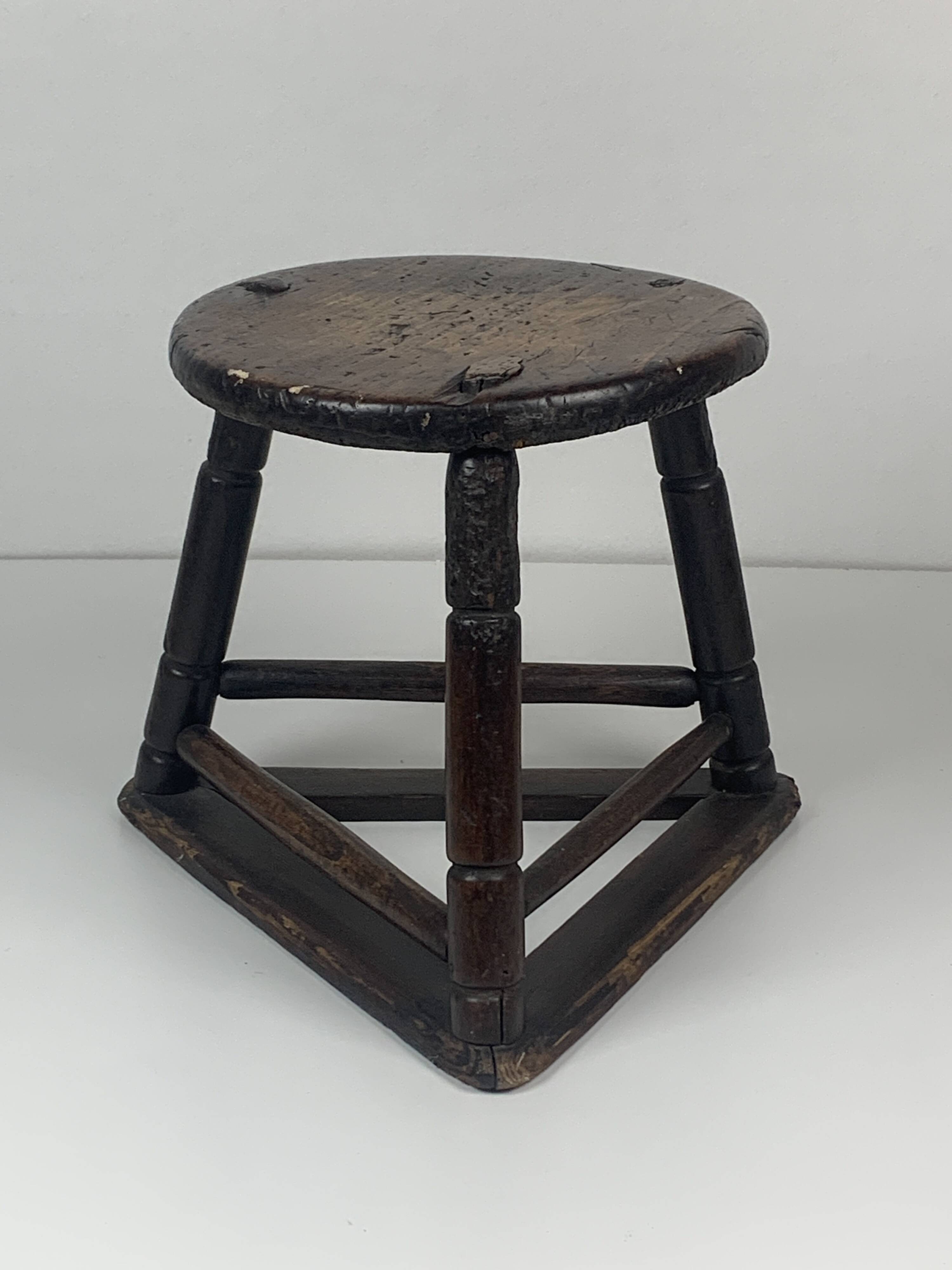 Tabouret tripode en bois ancien pour couteliers, bijoutiers et ouvriers