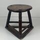 Tabouret tripode en bois ancien pour couteliers, bijoutiers et ouvriers