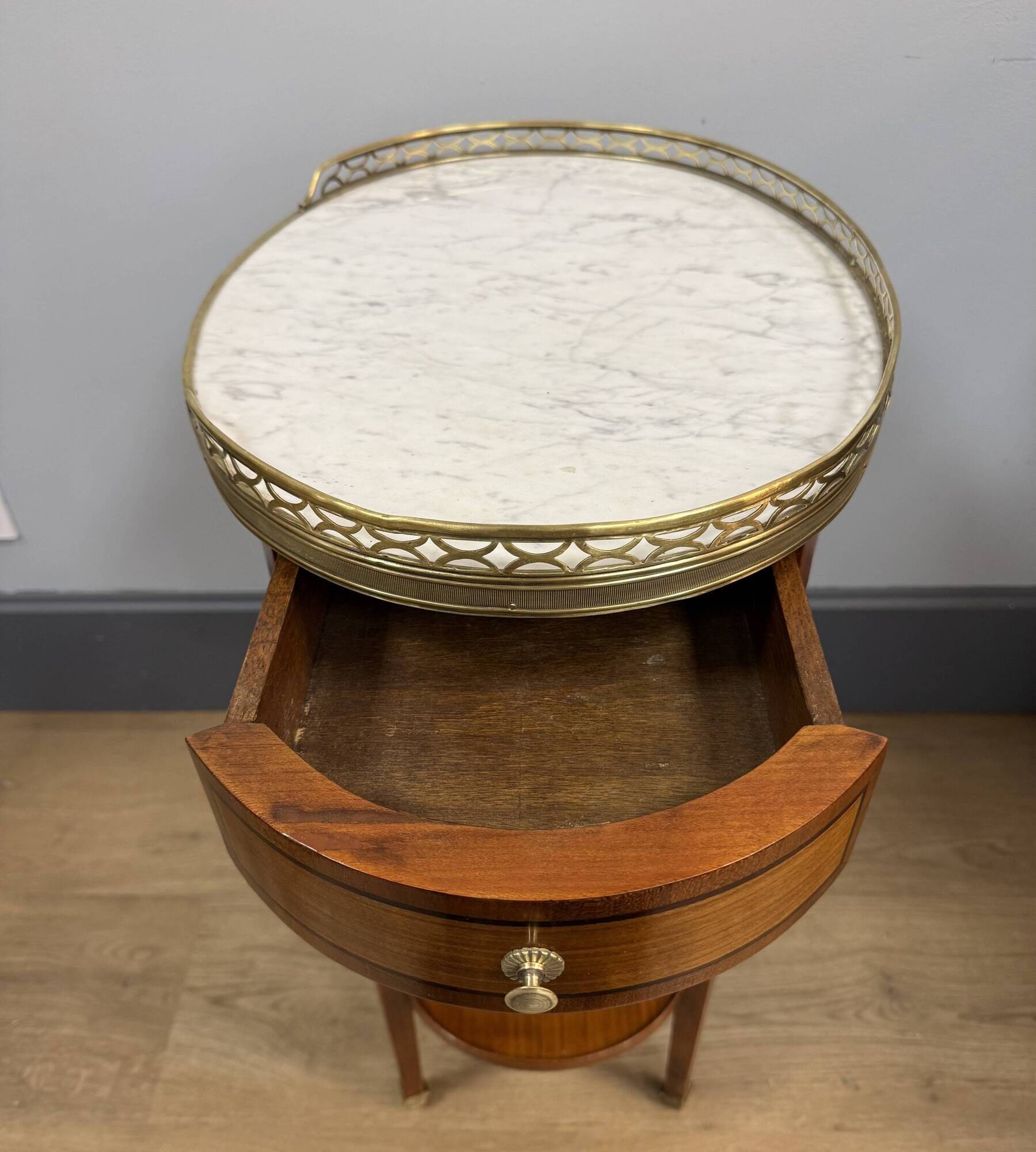 Oval bouillotte table