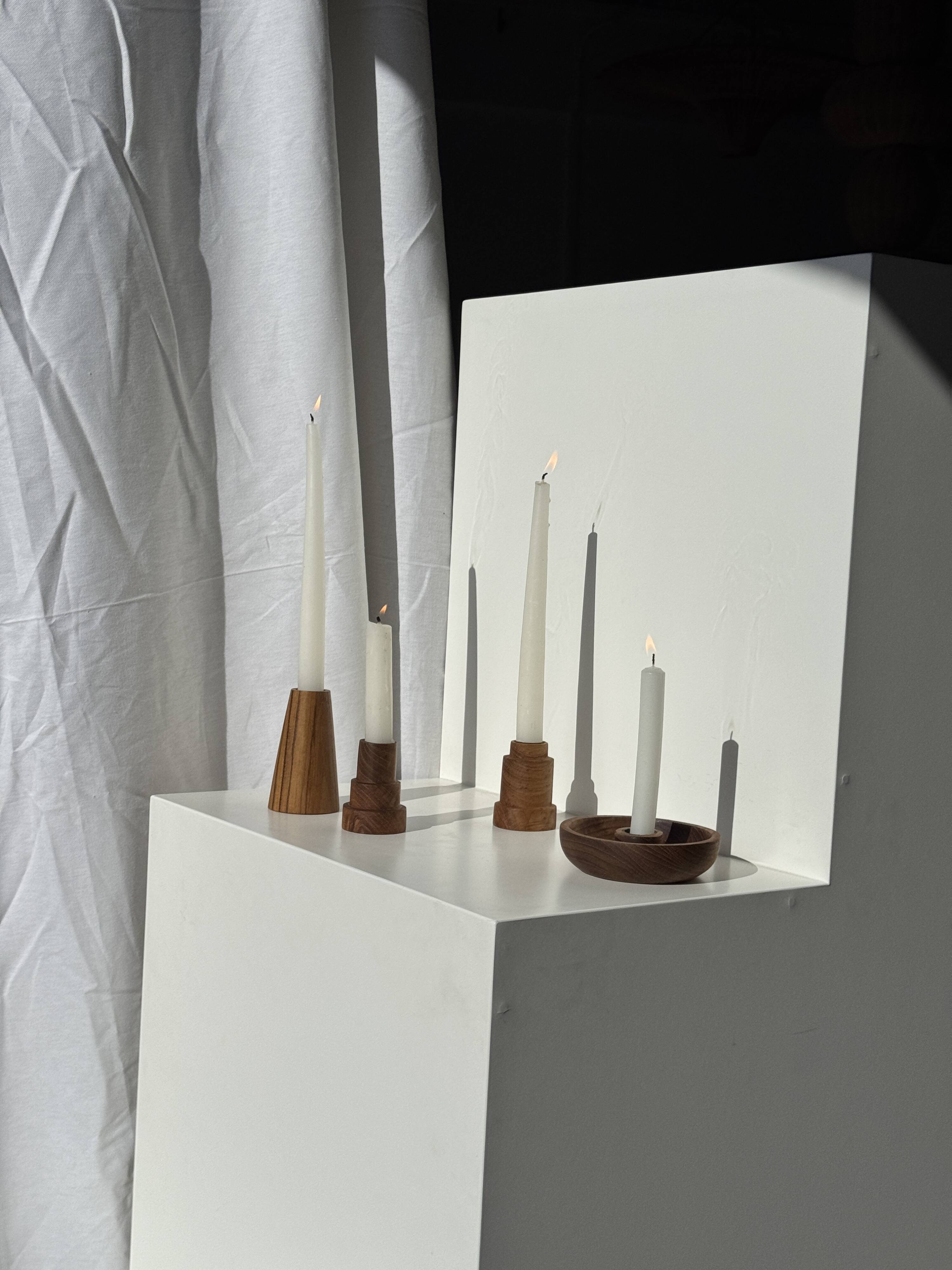 Pyramidal circular teak monoxyle candlestick H7 D5