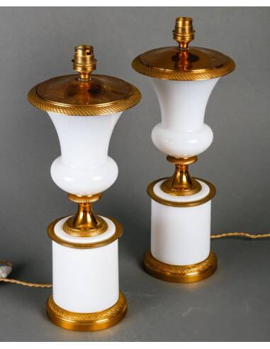 Paire de lampes en opaline de forme Médicis, début du XXème siècle