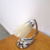 Lampe avec base chromée et abat-jour en verre lait lampe de table vintage