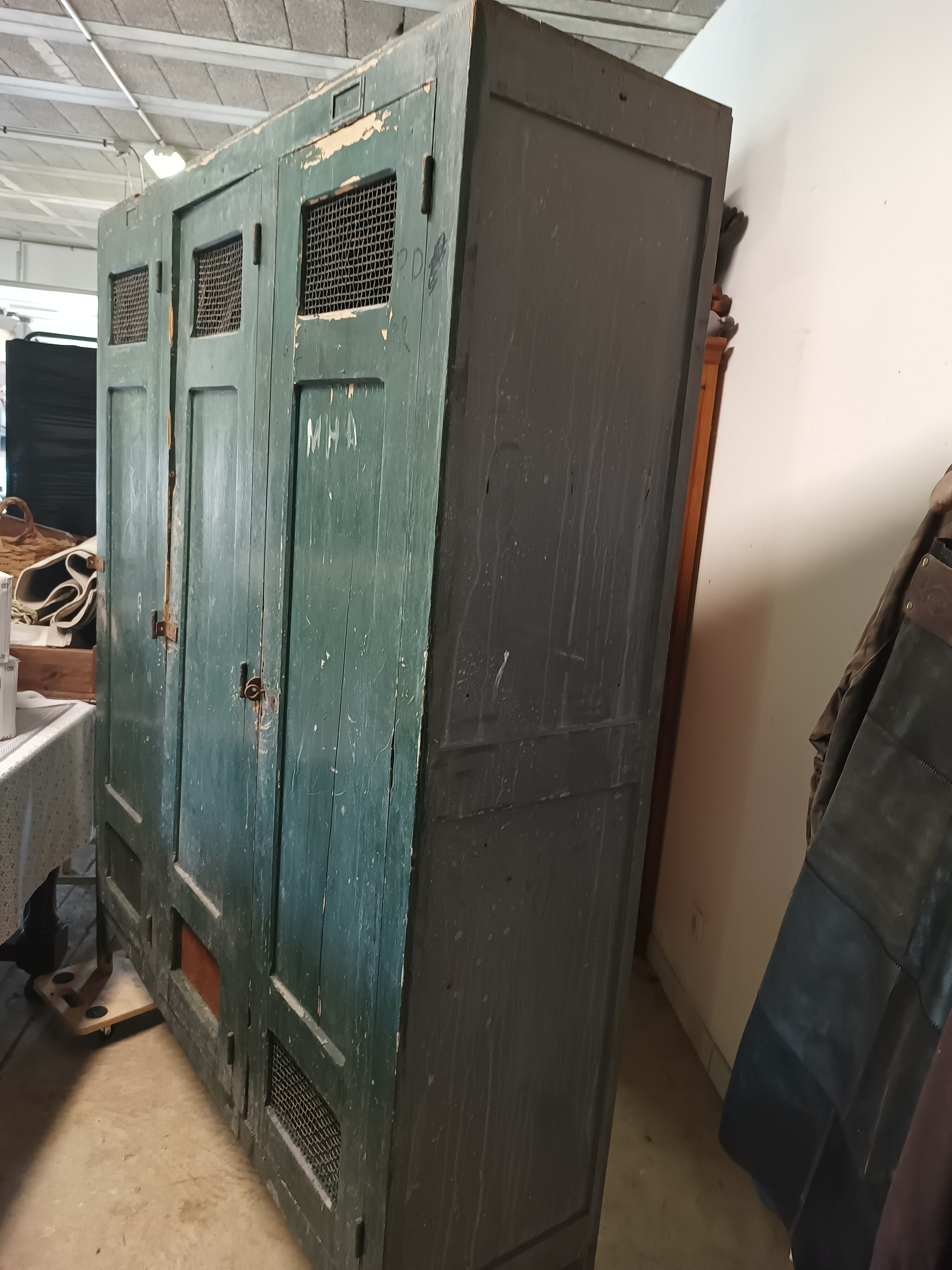 Armoire parisienne vintage