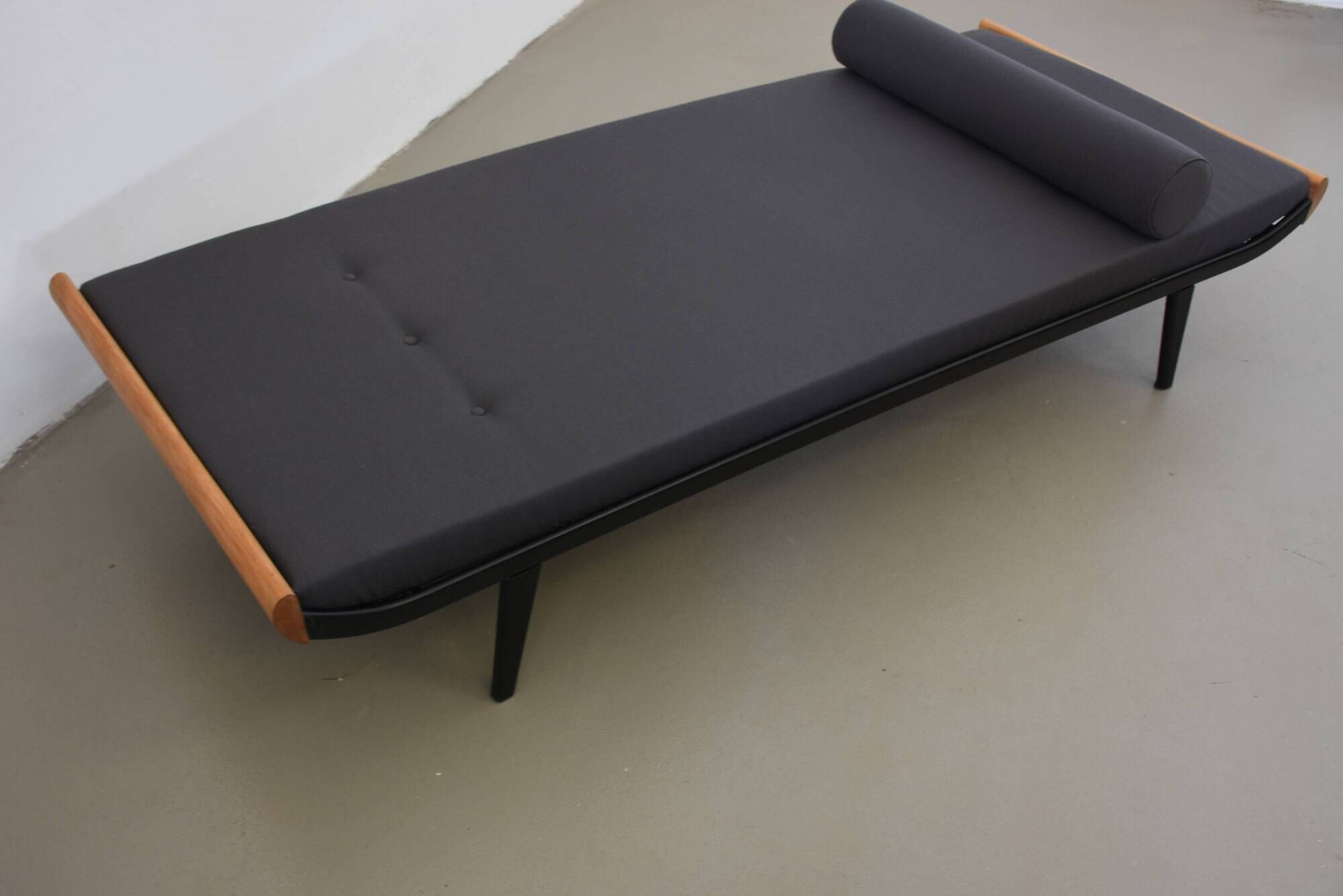 Reupholstered Mid Century Daybed Cleopatra 60s