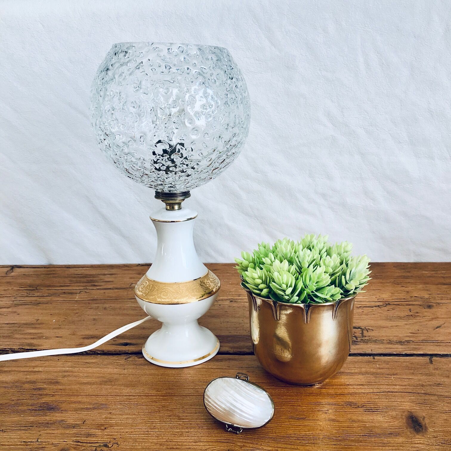 Porcelain table lamp and glass globe