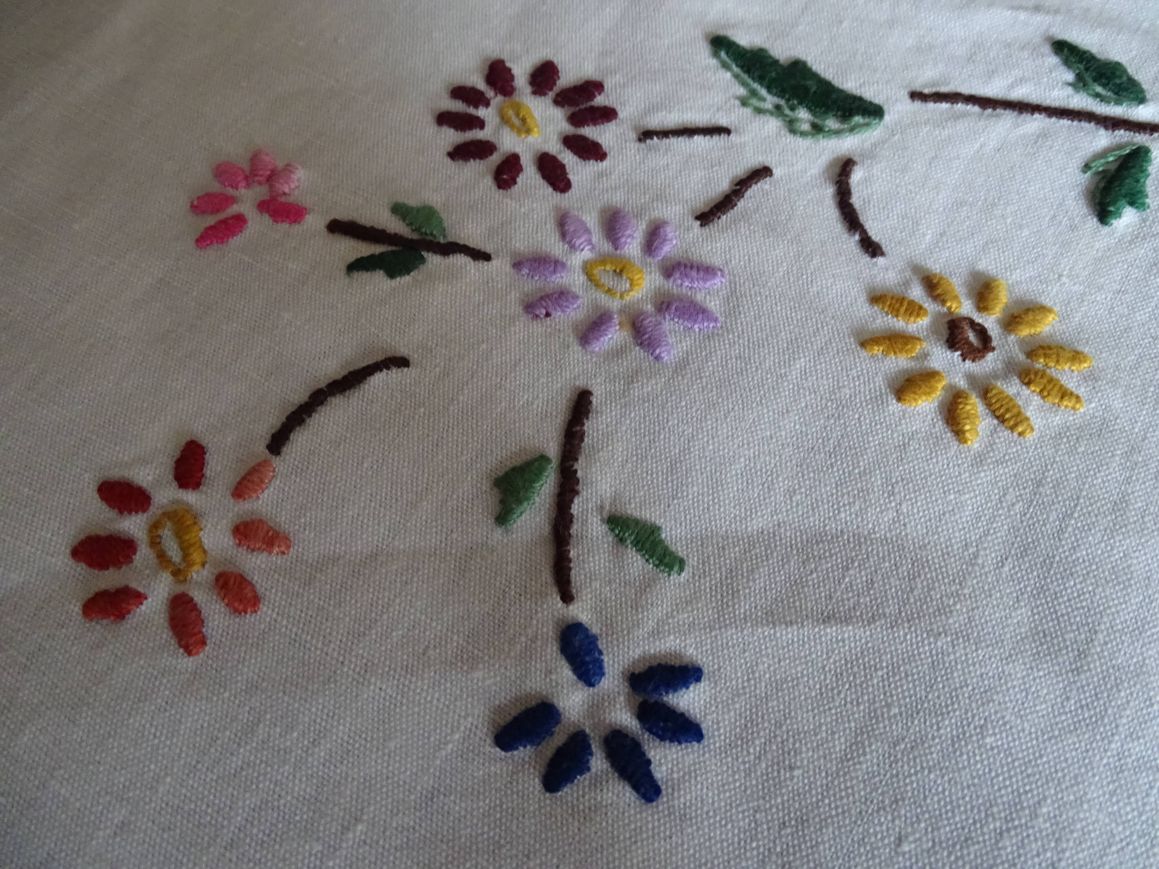 Round tablecloth embroidered hand linen mestizo 150 cm old colorful embroidery.