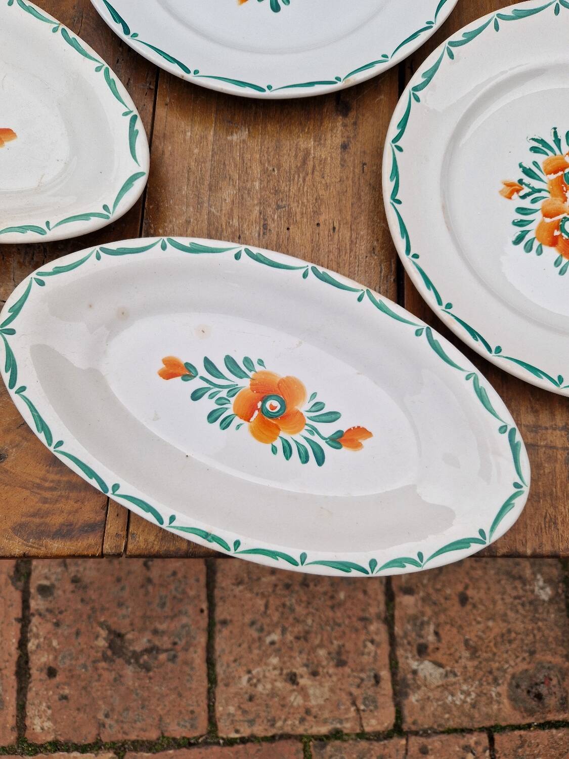 Lot de 7 assiettes plates plus de raviers